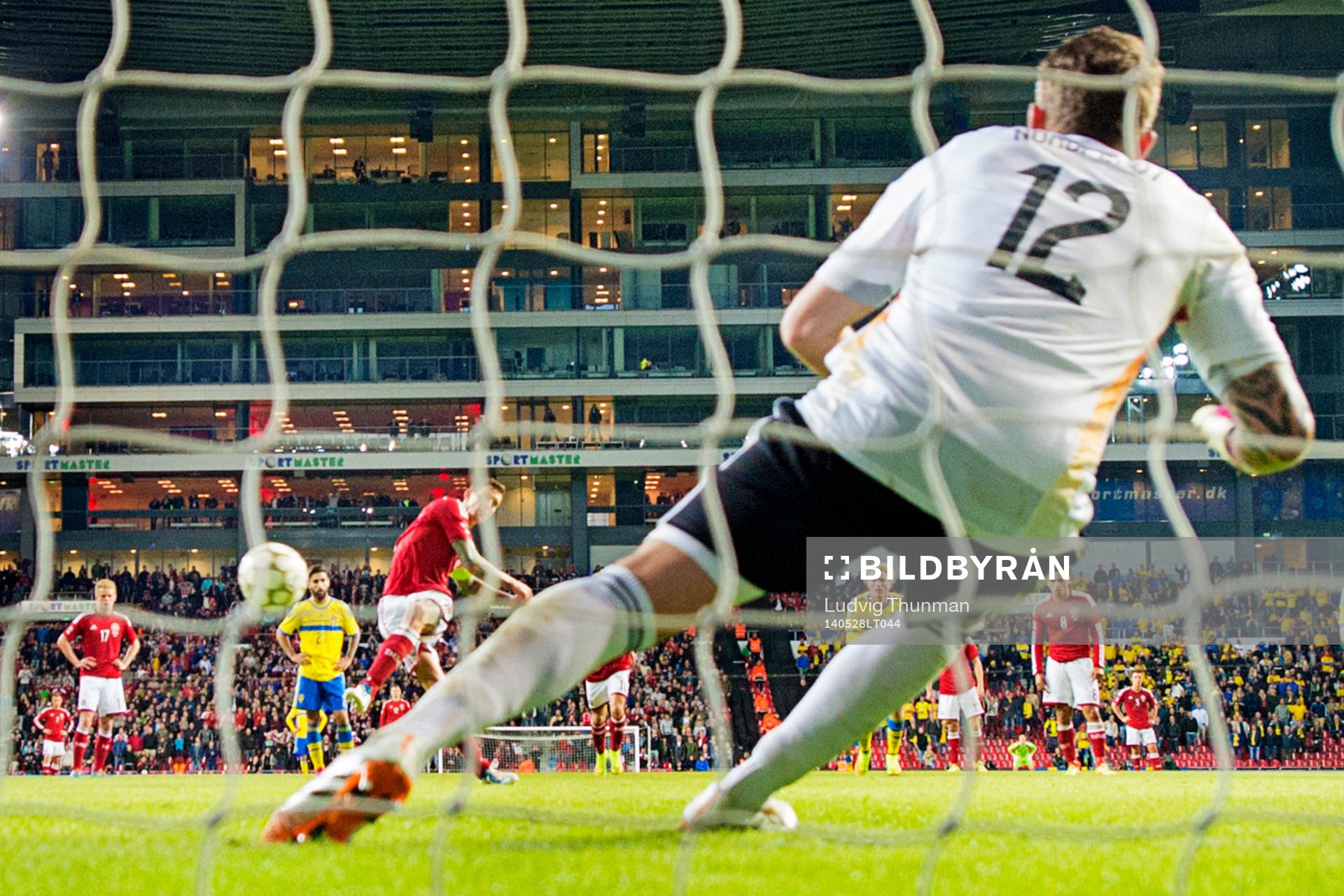 Danmarks Daniel Agger gör 1-0 bakom Sveriges målvakt Kristoffer Nordfeldt under landskampen i fotboll mellan Danmark och Sverige den 28 maj 2014 i Köpenhamn.