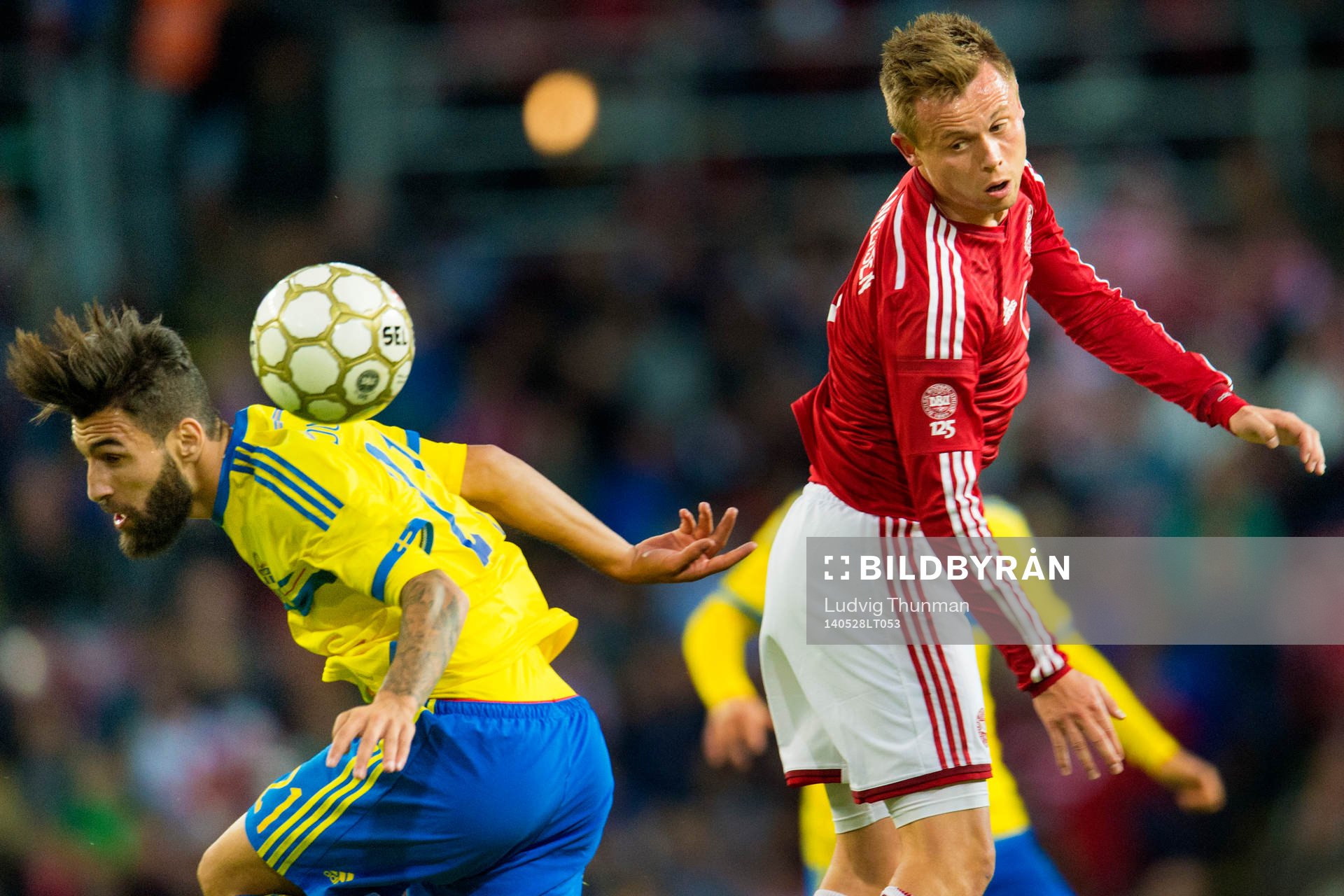 Sveriges Jimmy Durmaz i nickduell med Danmarks Simon Kjaer