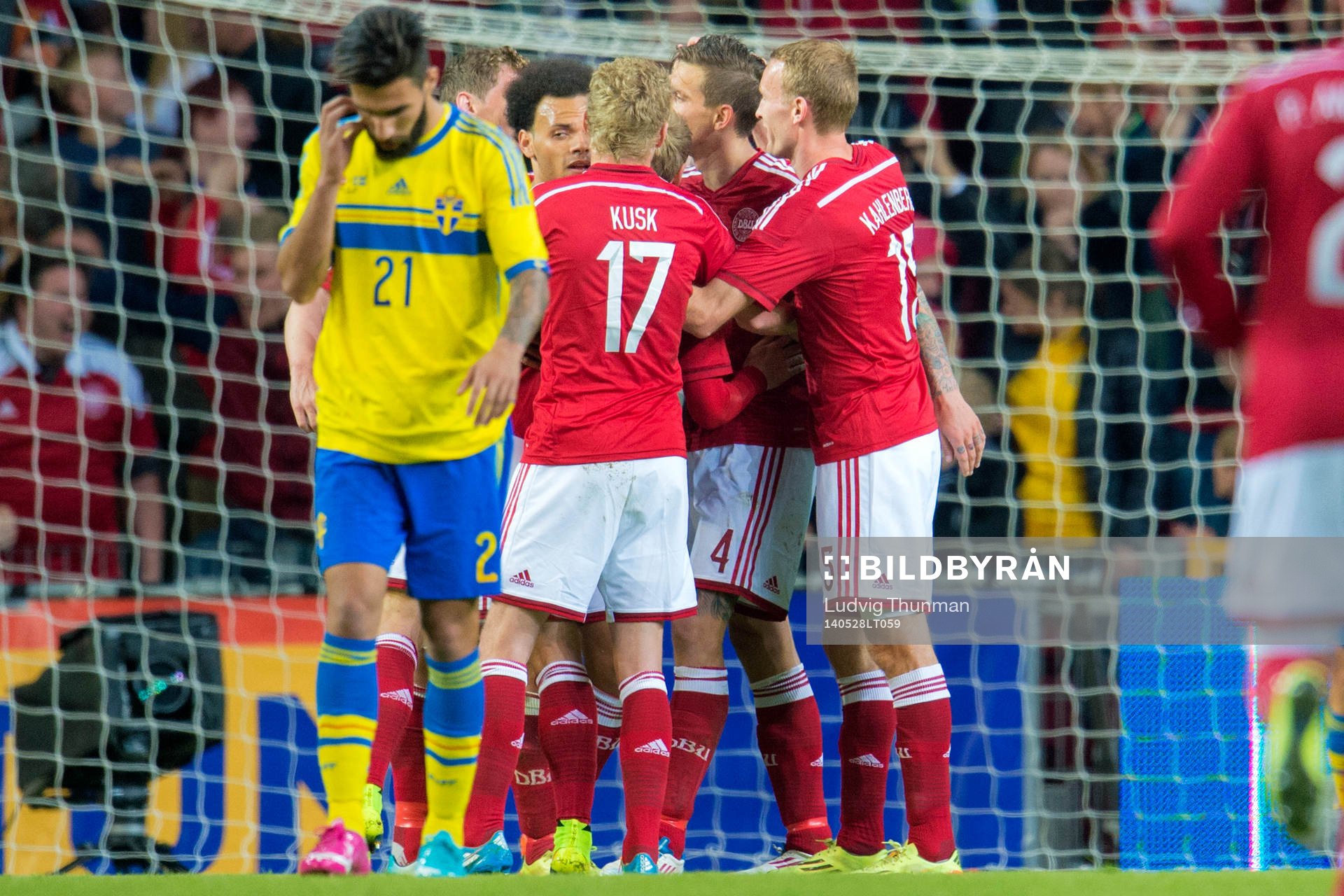 Sveriges Jimmy Durmaz deppar i förgrunden medan de danska