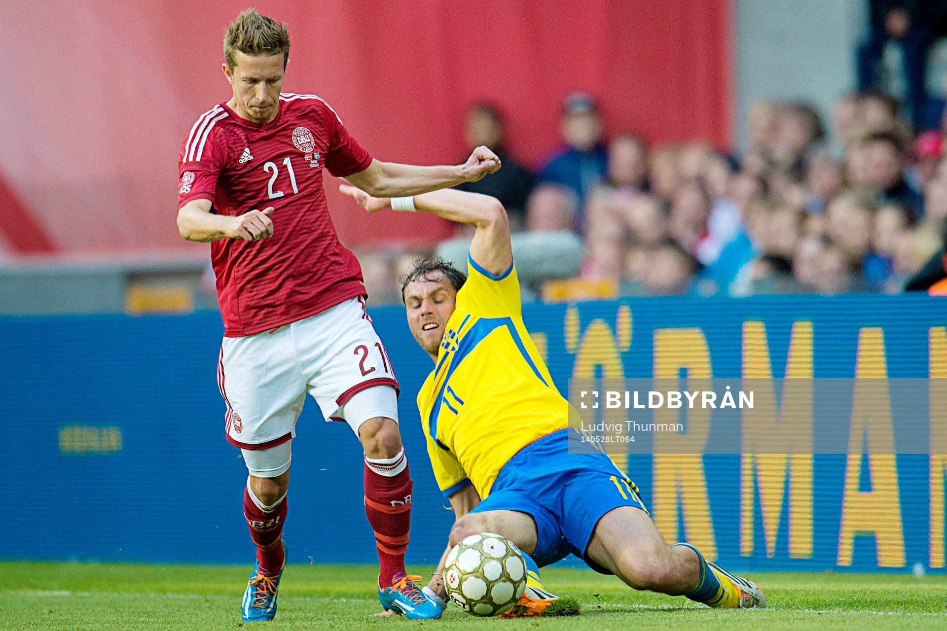 Sveriges Johan Elmander i kamp om bollen med Danmarks Jakob Ahlmann under landskapen i fotboll mellan Danmark och Sverige den 28 maj 2014 i Köpenhamn.