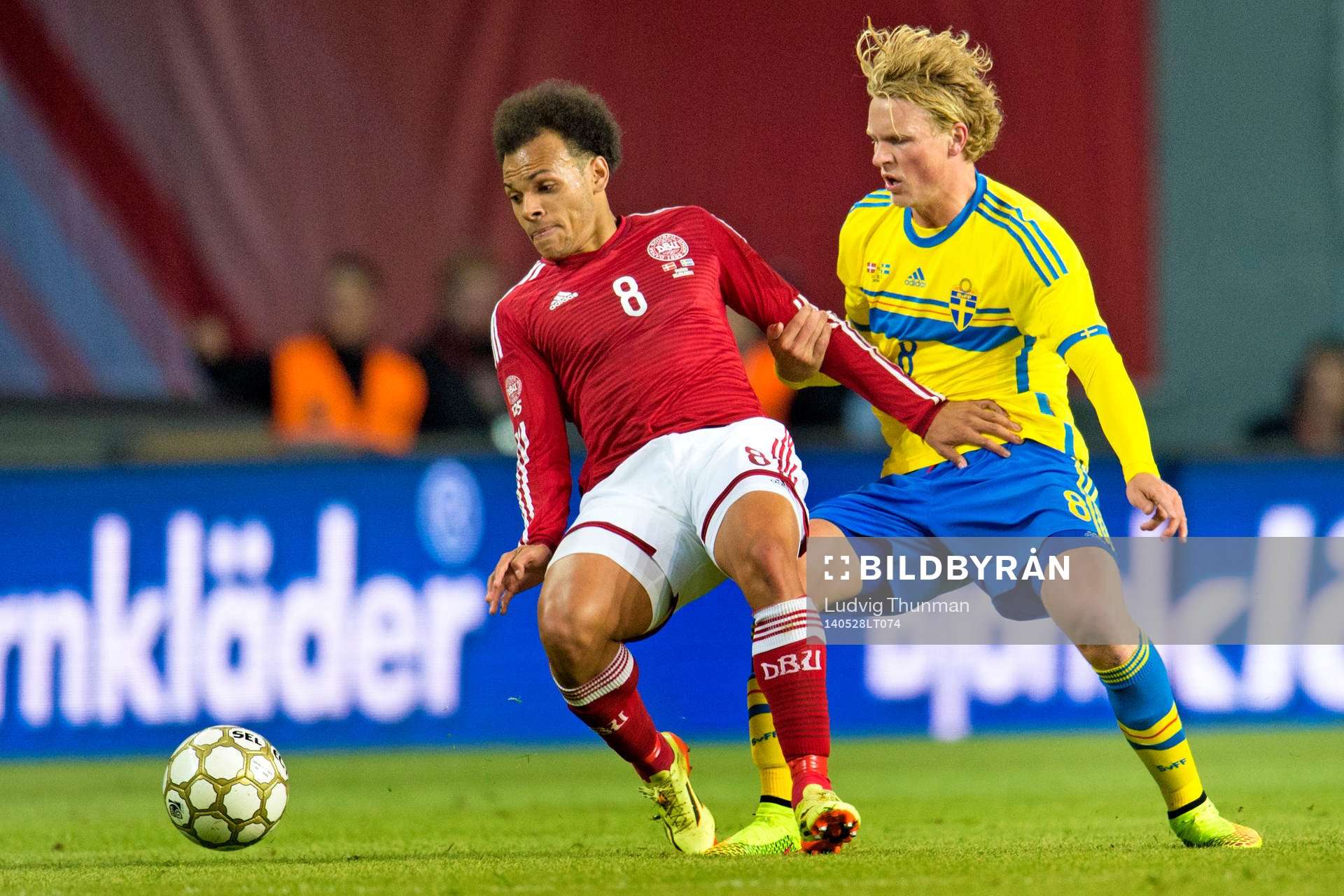 Sveriges Oscar Hiljemark jagar Danmarks Martin C Braithwaite