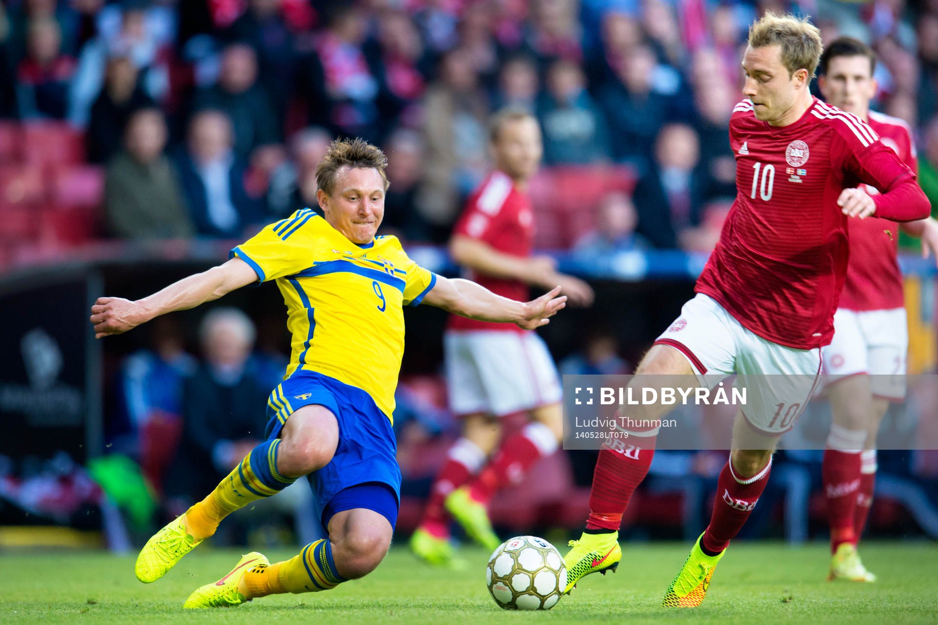 Sveriges Kim Källström jagar boll framför Danmarks Christian Eriksen under landskapen i fotboll mellan Danmark och Sverige den 28 maj 2014 i Köpenhamn.