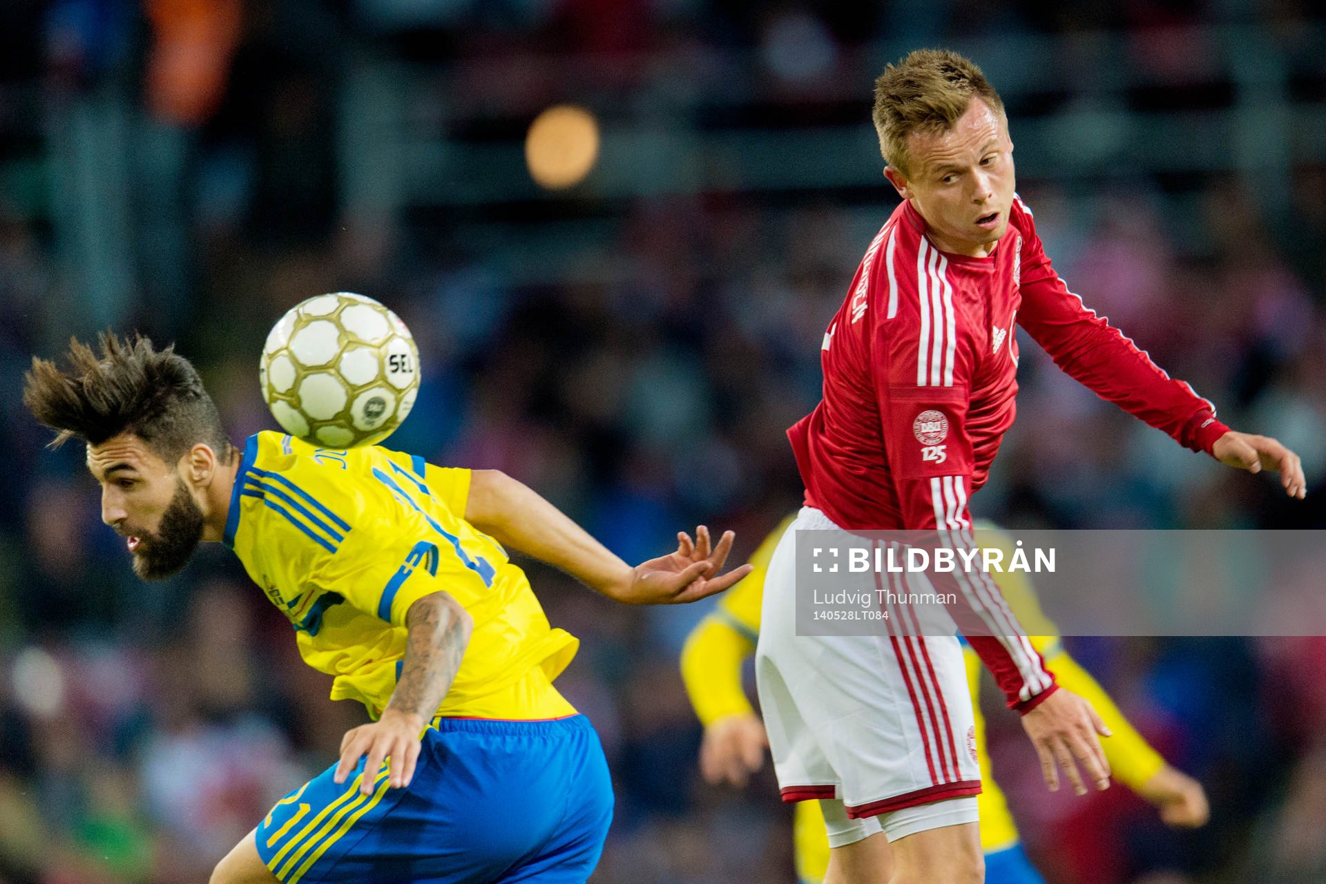 Sveriges Jimmy Durmaz i nickduell med Danmarks Simon Kjaer