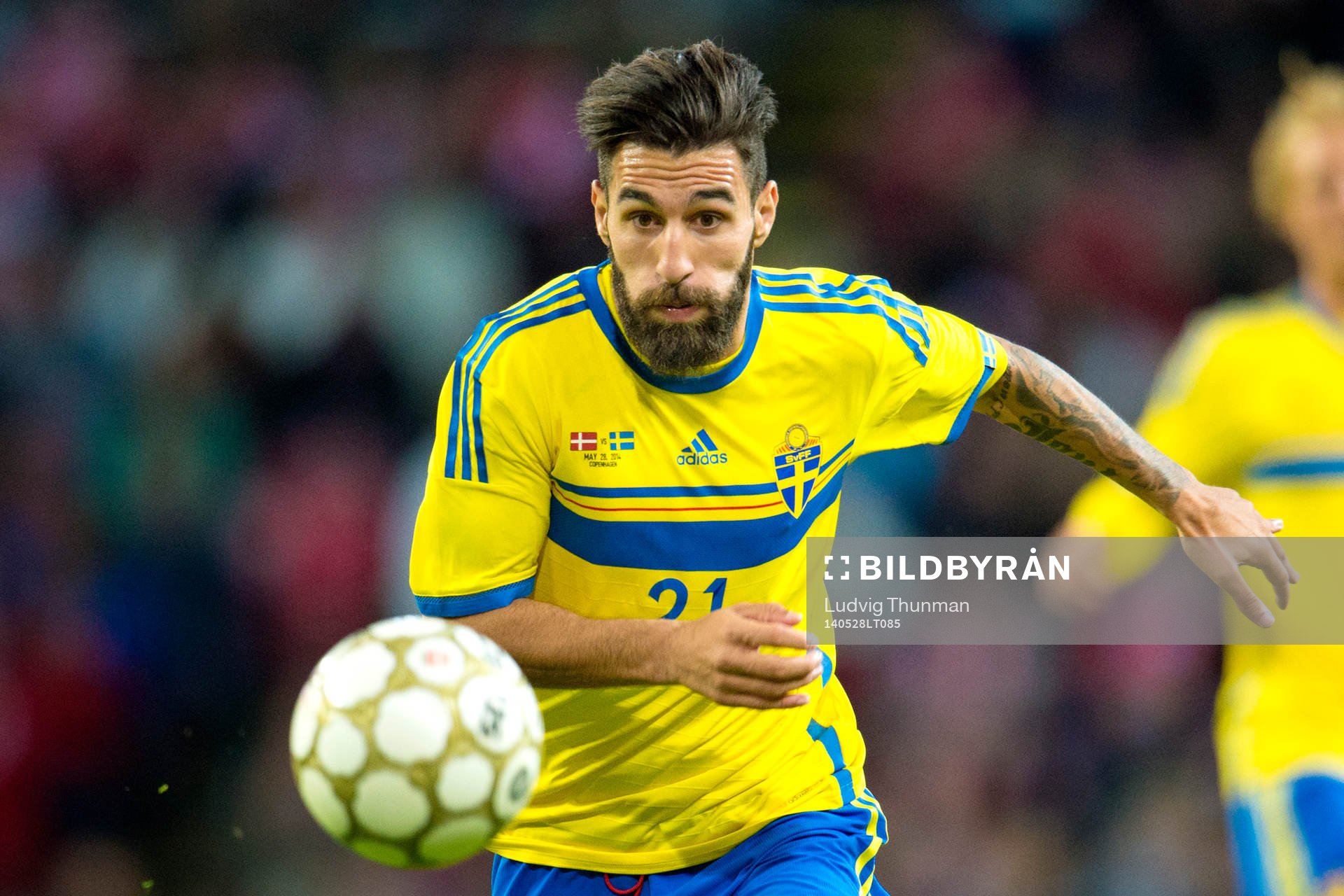 Sveriges Jimmy Durmaz jagar boll