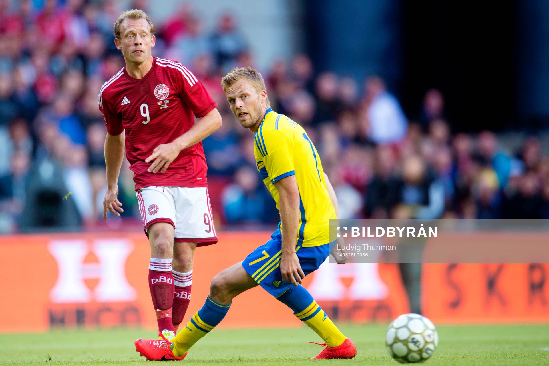 Danmarks Michel Krohn-Dehli och Sveriges Sebastian Larsson