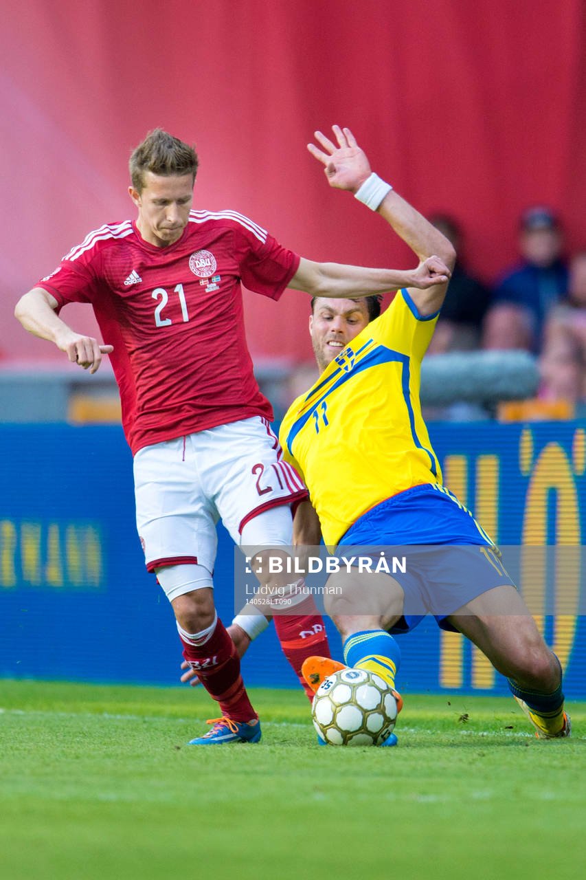 Danmarks Jakob Ahlmann och Sveriges Johan Elmander i kamp om bollen under landskapen i fotboll mellan Danmark och Sverige den 28 maj 2014 i Köpenhamn.