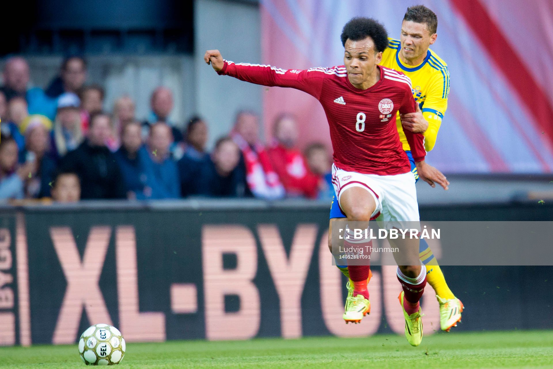 Danmarks Martin C Braithwaite jagas av Sveriges Marcus Berg under landskapen i fotboll mellan Danmark och Sverige den 28 maj 2014 i Köpenhamn.