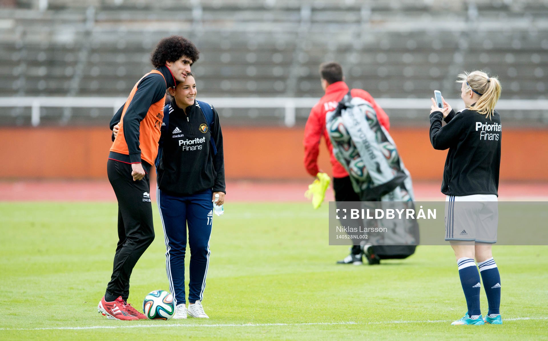 Belgiens Marouane Fellaini fotograferas av spelare i