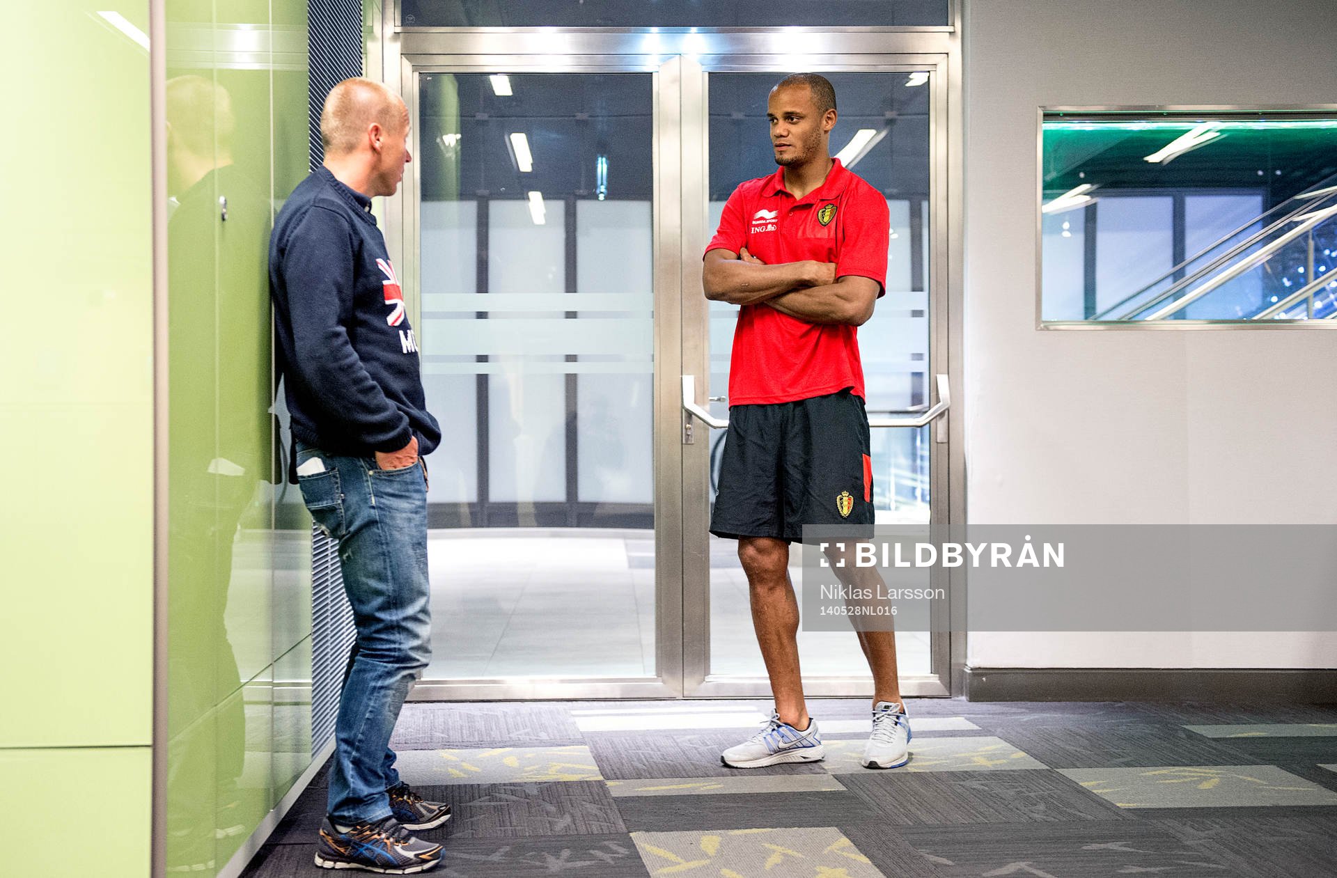 Belgiens Vincent Kompany samtalar med Pär Zetterberg under en intervju den 28 april 2014 i Stockholm.