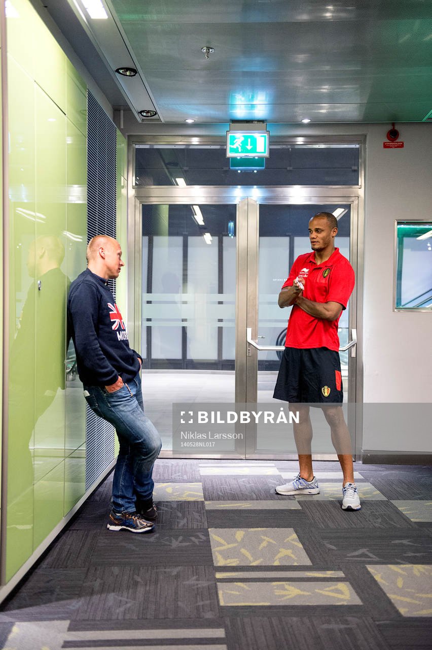 Belgiens Vincent Kompany samtalar med Pär Zetterberg