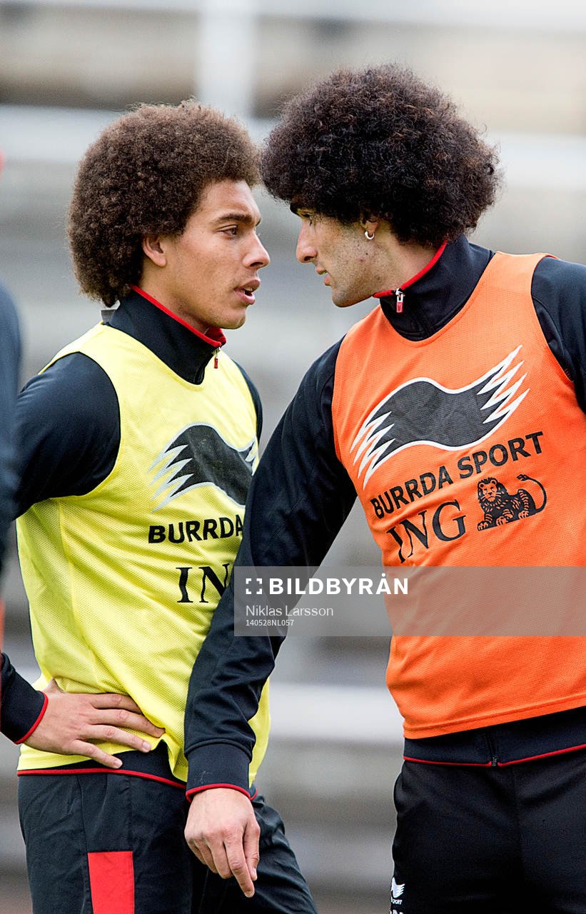 Belgiens Marouane Fellaini är irriterad på Axel Witsel