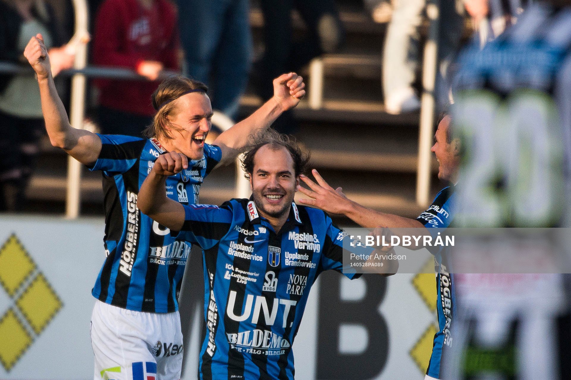 Sirius Kim Skoglund (tv) jublar