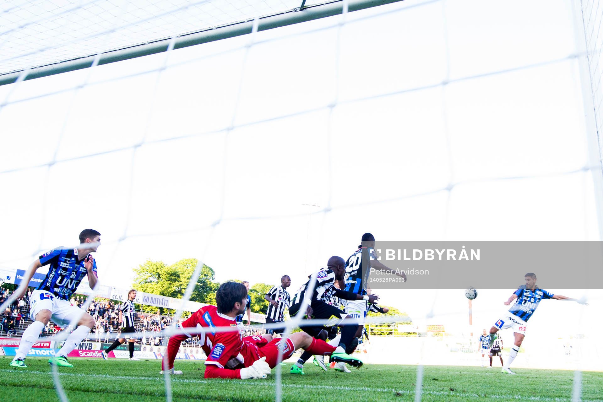 Sirius Stefan Silva (th) gör 0-2 bakom Landskronas