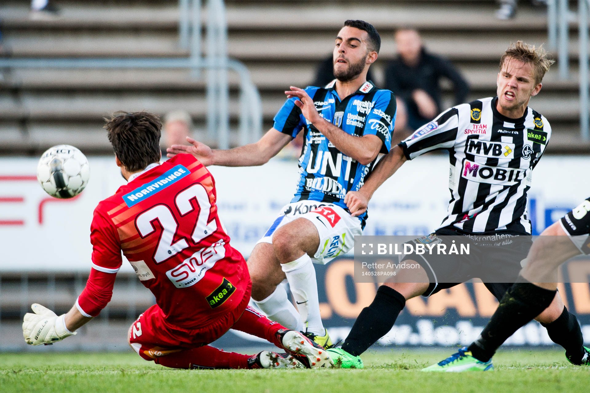 Sirius Dalil Benyahia ställs mot Landskronas målvakt
