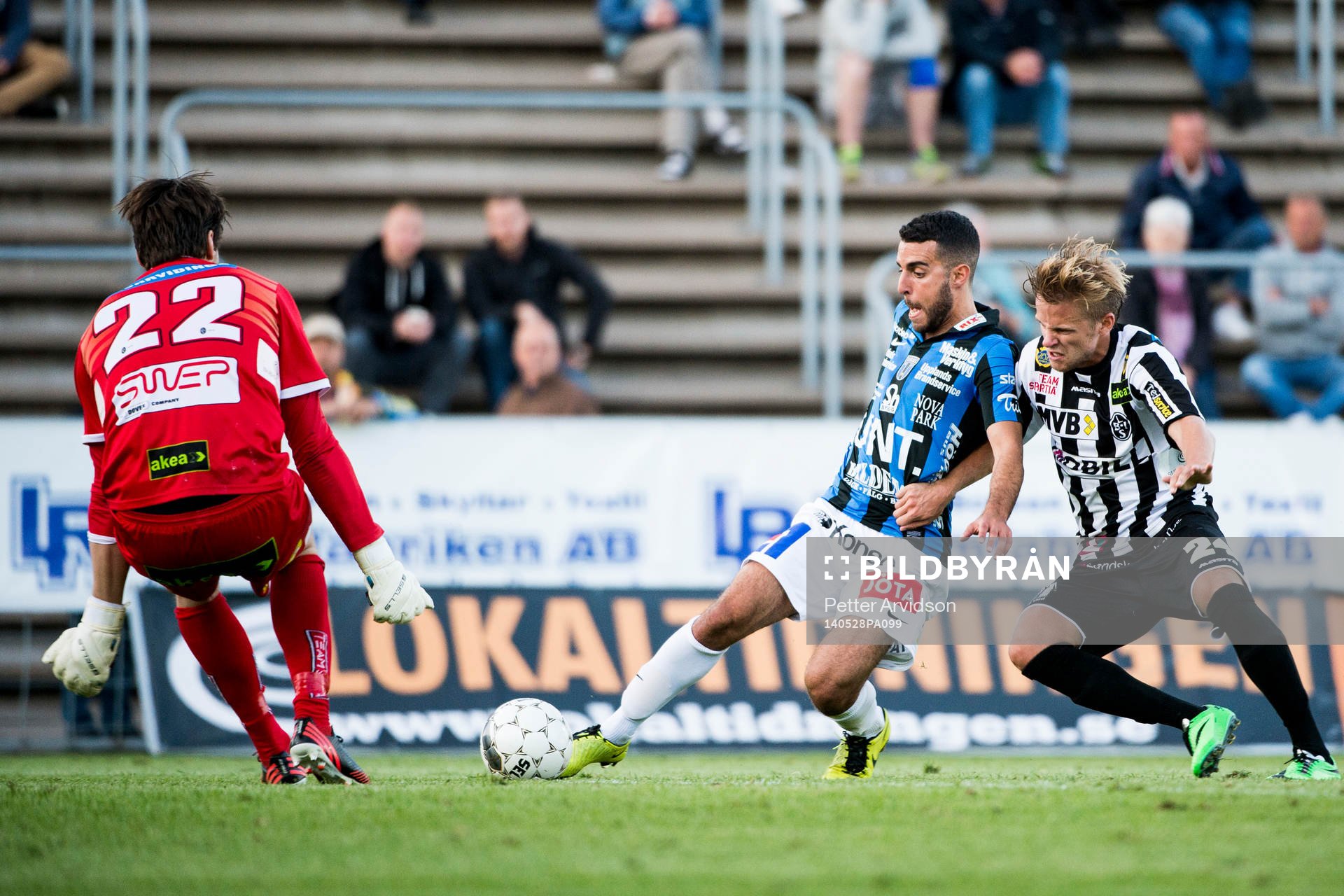 Sirius Dalil Benyahia ställs mot Landskronas målvakt