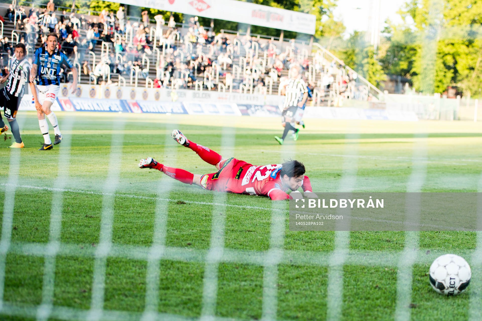 Sirius Kim Skoglund (tv) gör 0-1 bakom Landskronas