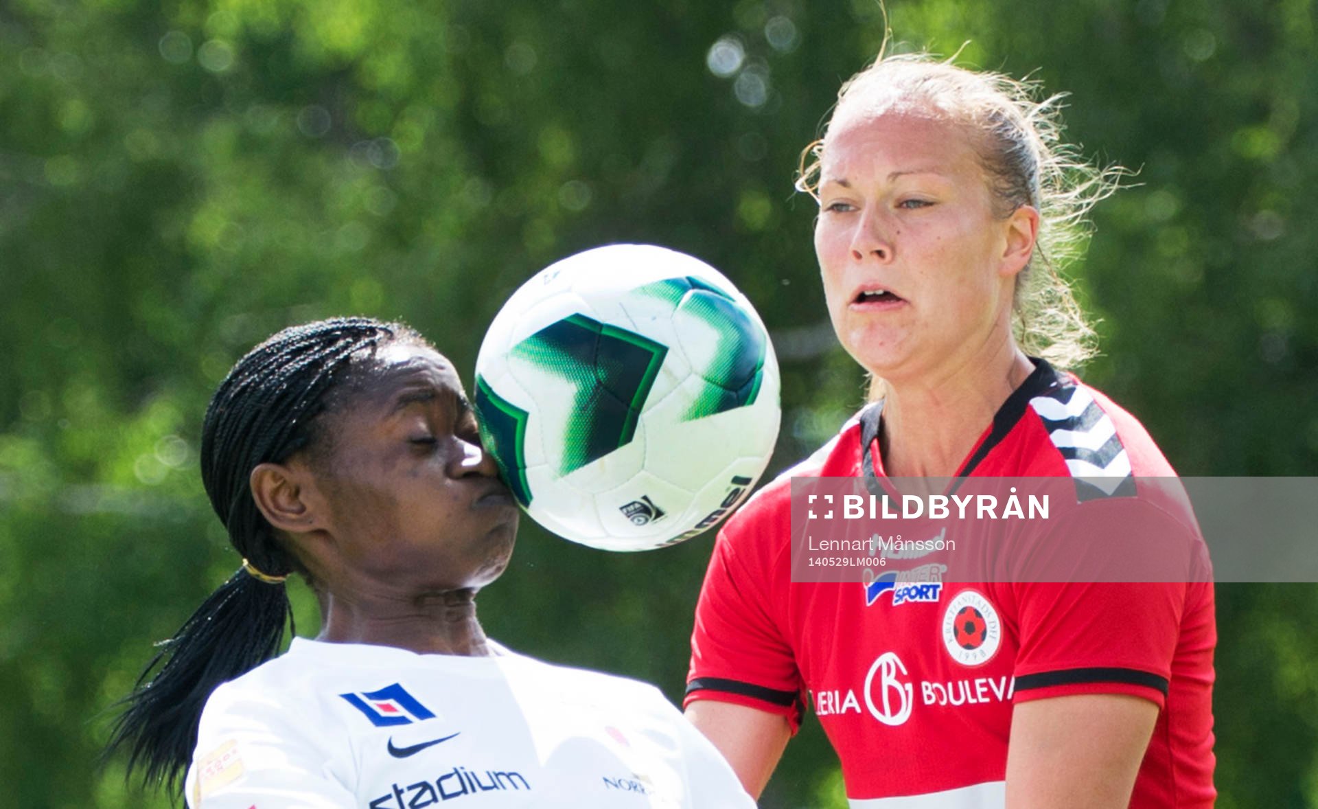 Örebros Ogonna  Chukwudi och Kristianstads Therese