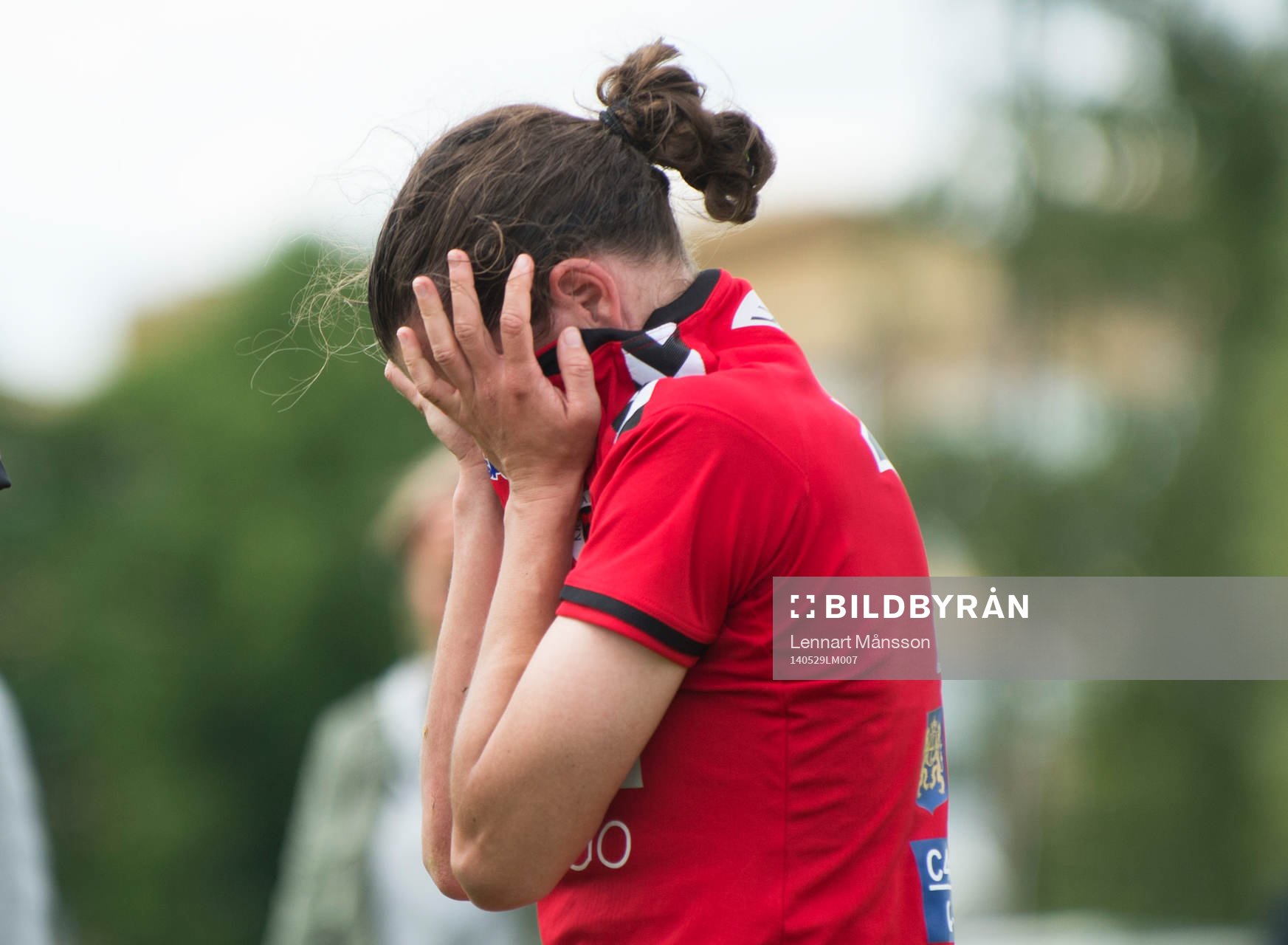 Kristianstads Johanna Rasmussen, som gjorde 1-0, gömmer
