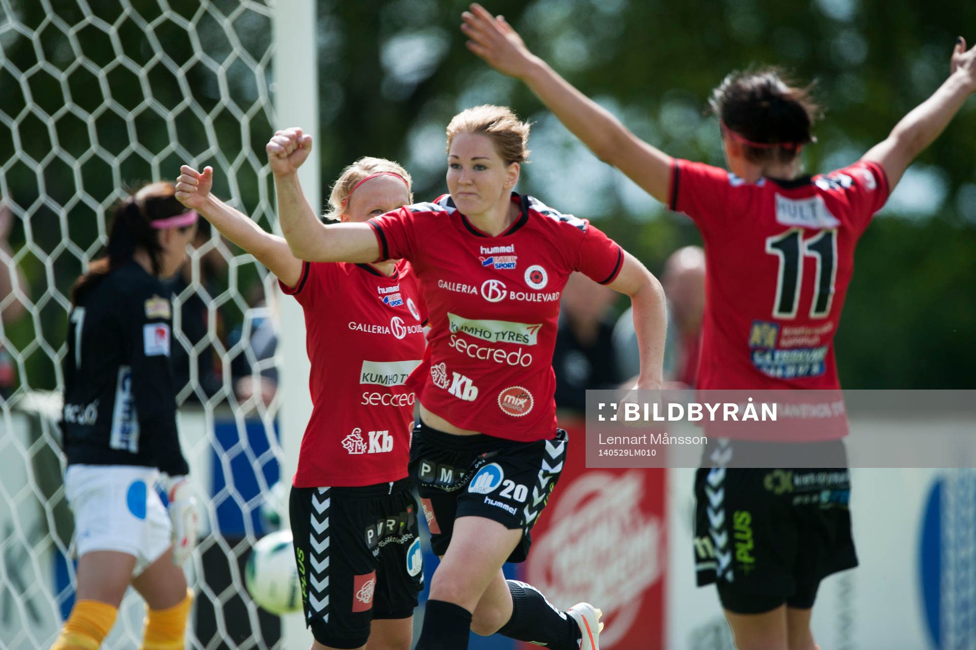 Kristianstads Mia Carlsson har gjort 2-0 och jublar i