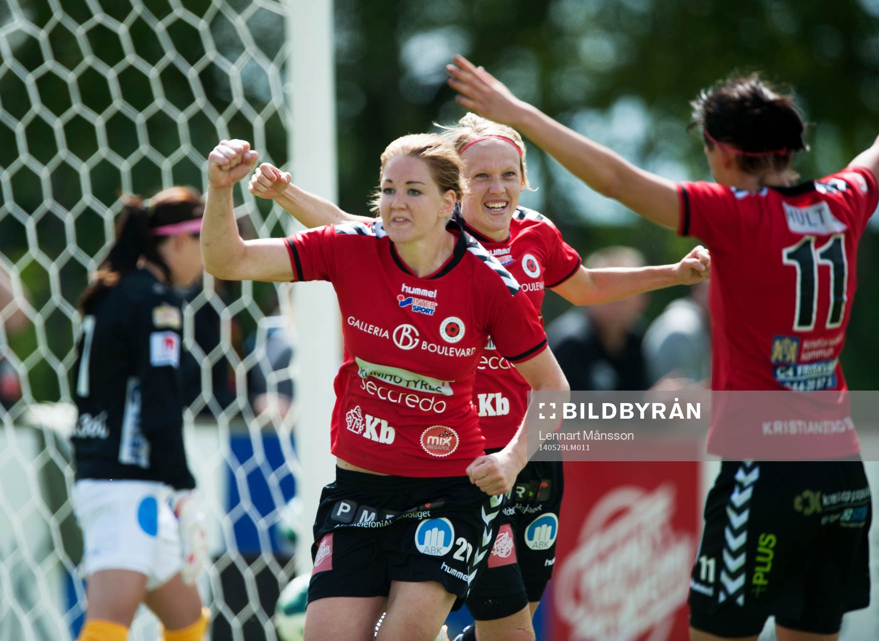 Kristianstads Mia Carlsson har gjort 2-0 och jublar i