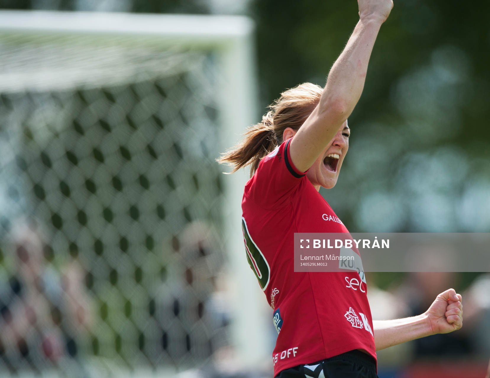 Kristianstads Mia Carlsson har gjort 2-0 och jublar i