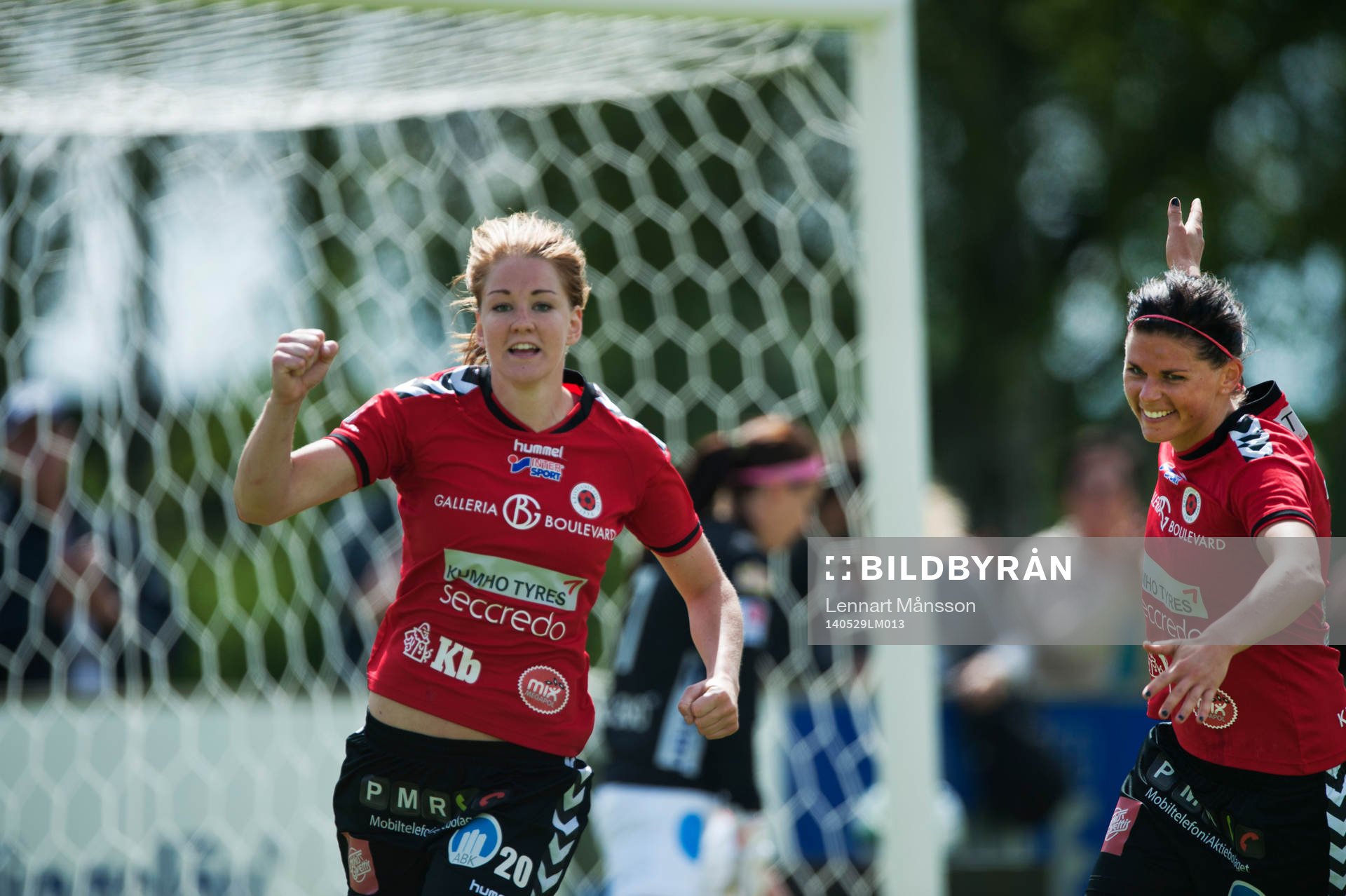 Kristianstads Mia Carlsson har gjort 2-0 och jublar i