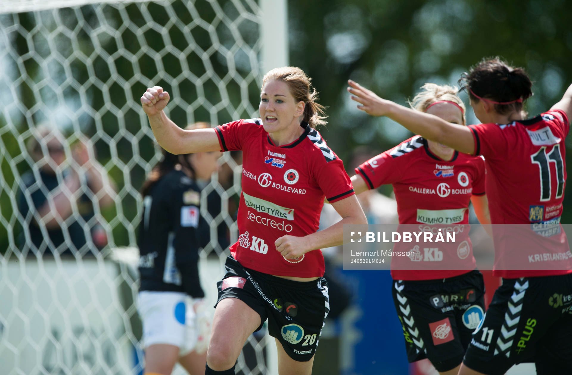 Kristianstads Mia Carlsson har gjort 2-0 och jublar i
