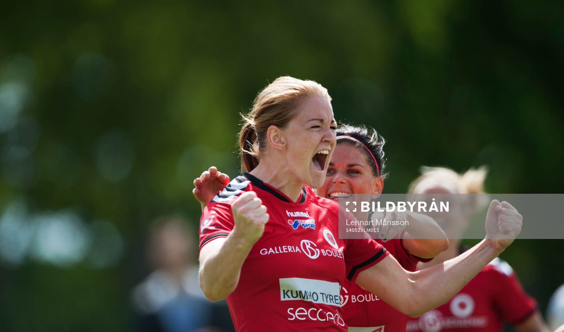 Kristianstads Mia Carlsson har gjort 2-0 och grattas av