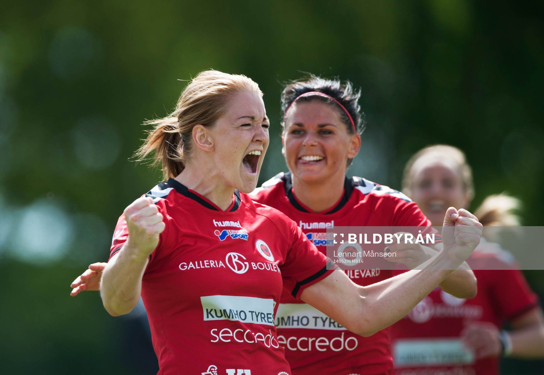 Kristianstads Mia Carlsson har gjort 2-0 och grattas av