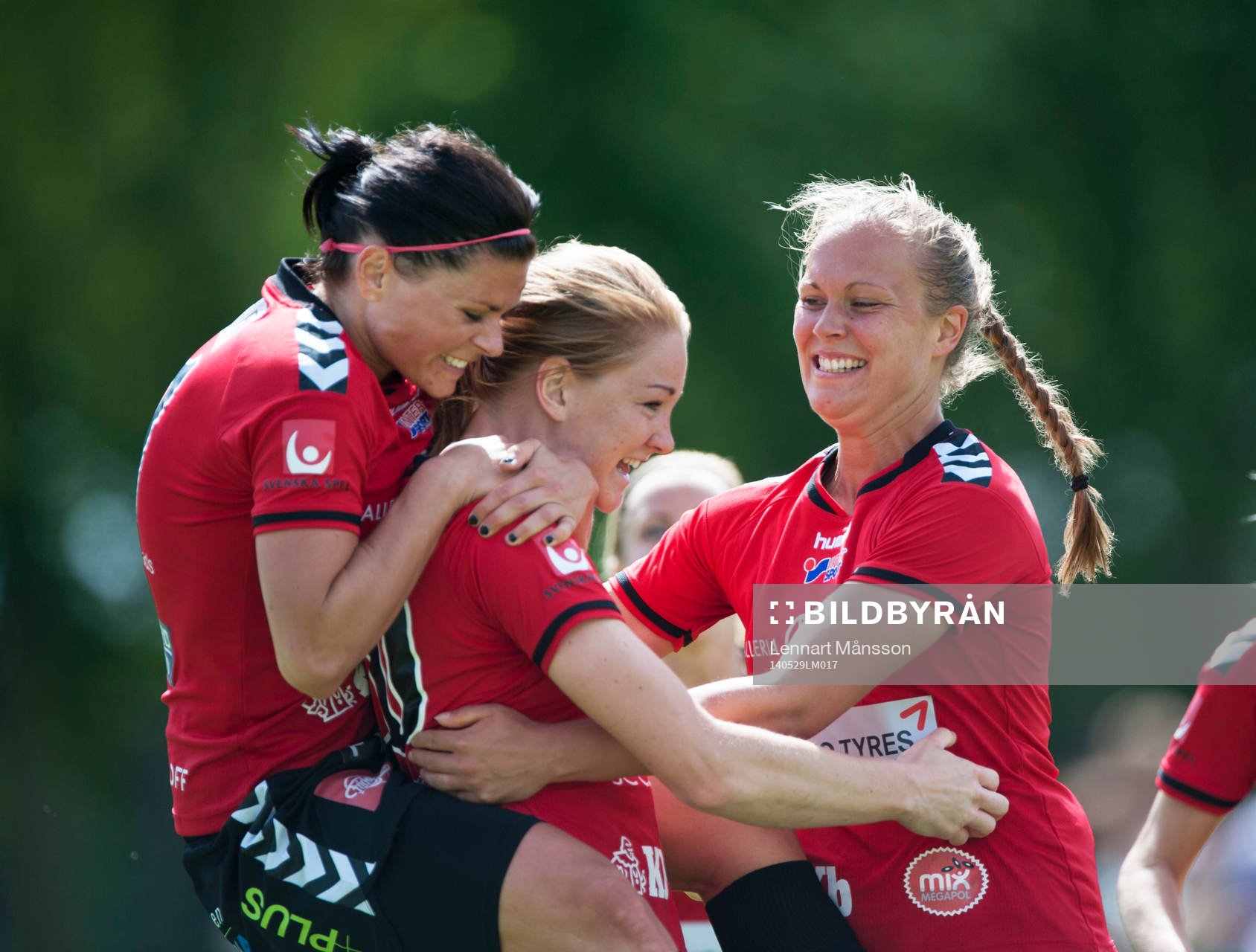 Kristianstads Mia Carlsson har gjort 2-0 och jublar i