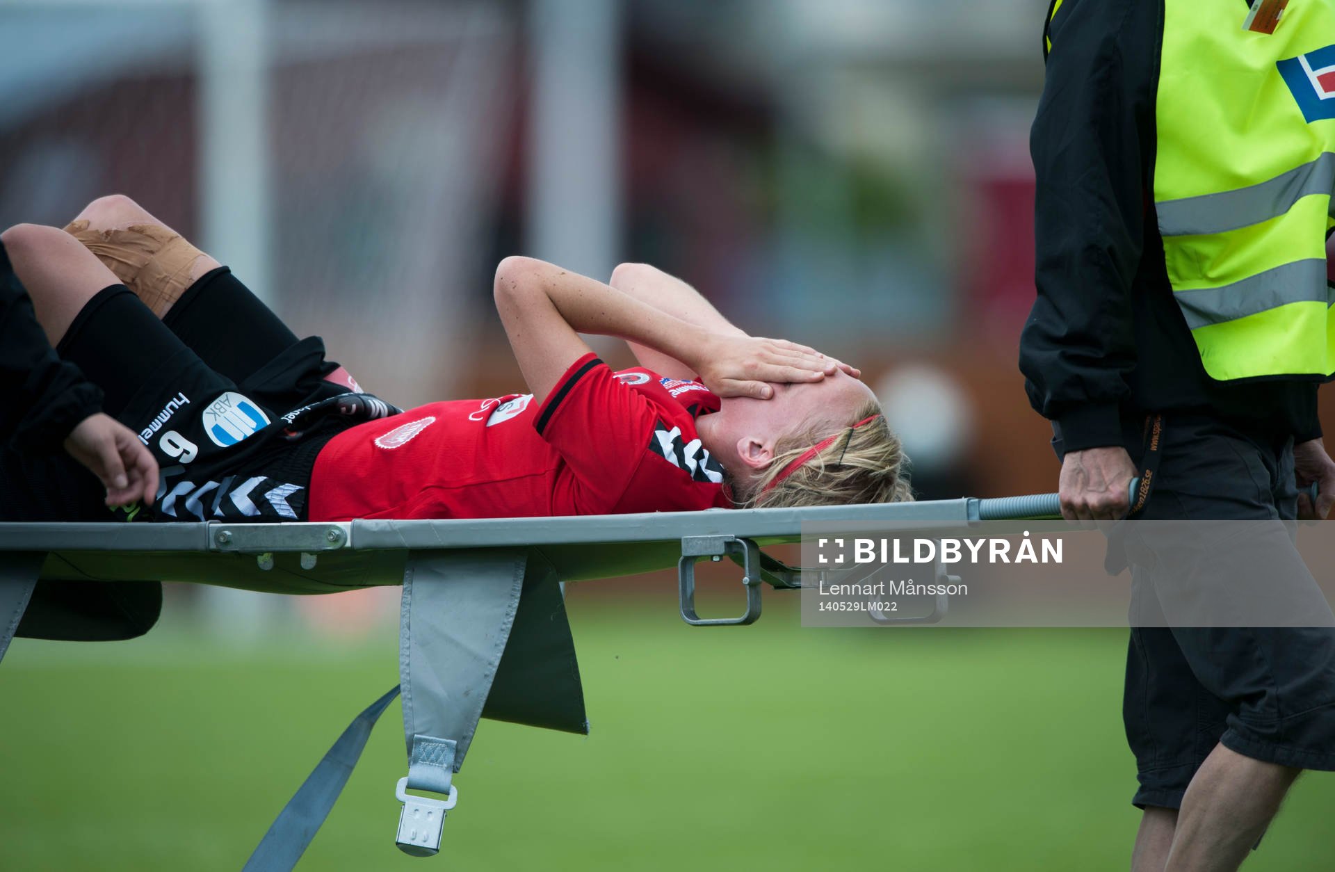 Kristianstads Linnea Liljegärd bars ut på bår i matchen