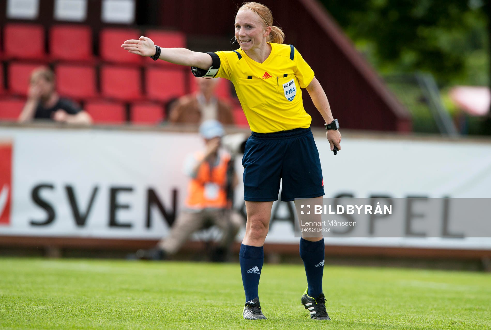 Domaren Linn Andersson i matchen i semifinalen i Svenska Cupen mellan Kristianstad och Örebro i Kristianstad 29 maj 2014.