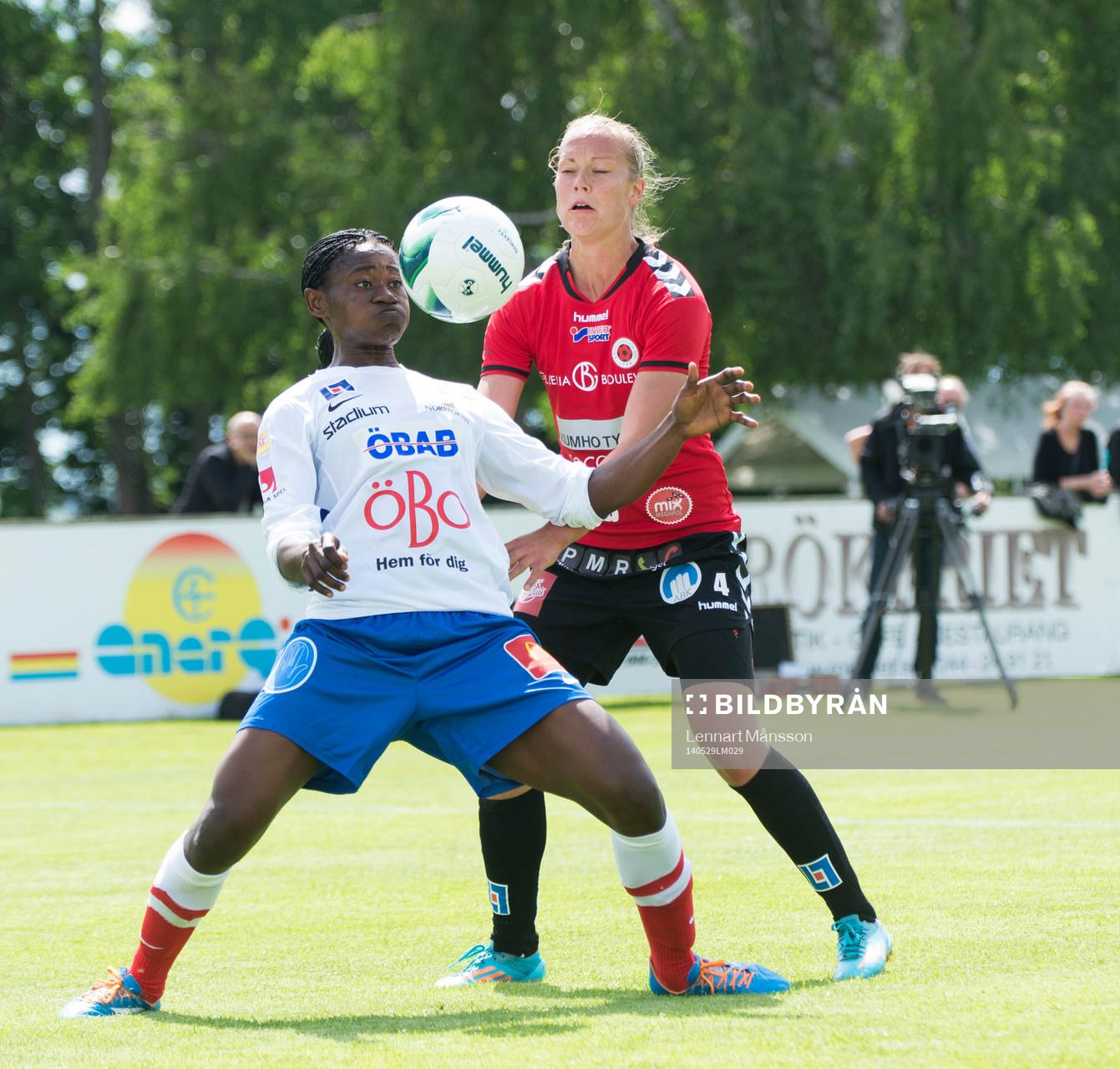 Örebros Ogonna  Chukwudi och Kristianstads Therese