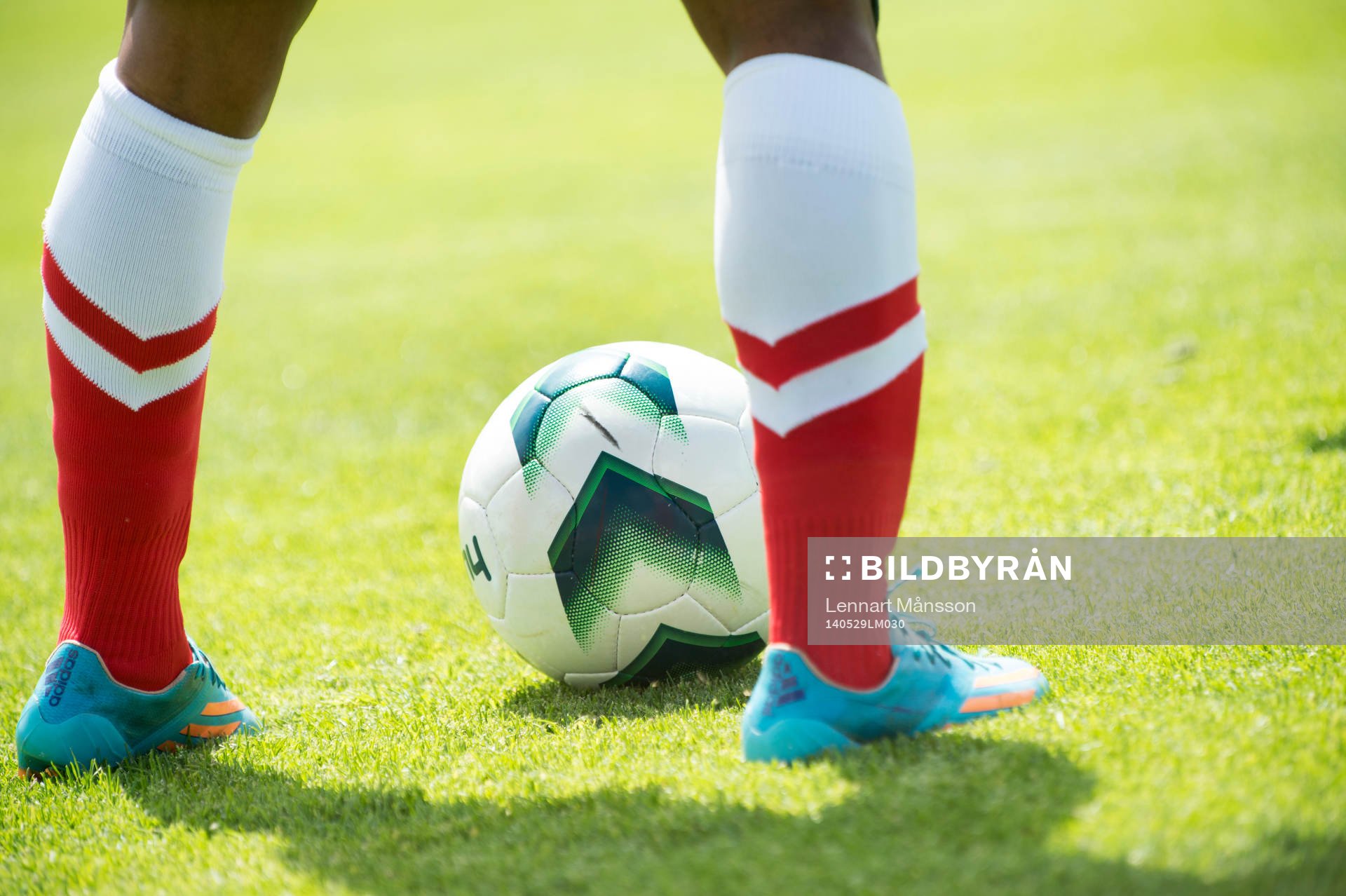 Fotbollsskor, fotbollsstrumpor, fotboll i matchen i