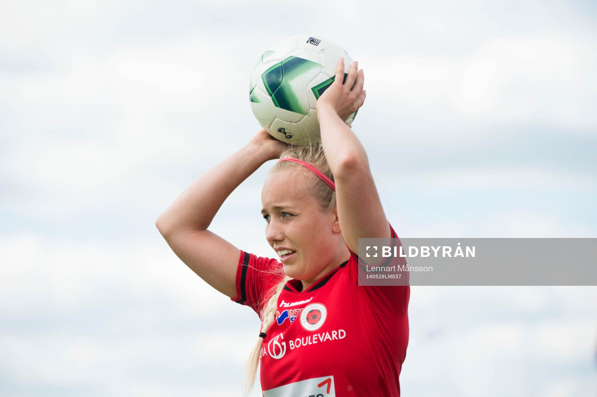 Inkast av Elisa Vidarsdottir i matchen i semifinalen i Svenska Cupen mellan Kristianstad och Örebro i Kristianstad 29 maj 2014.