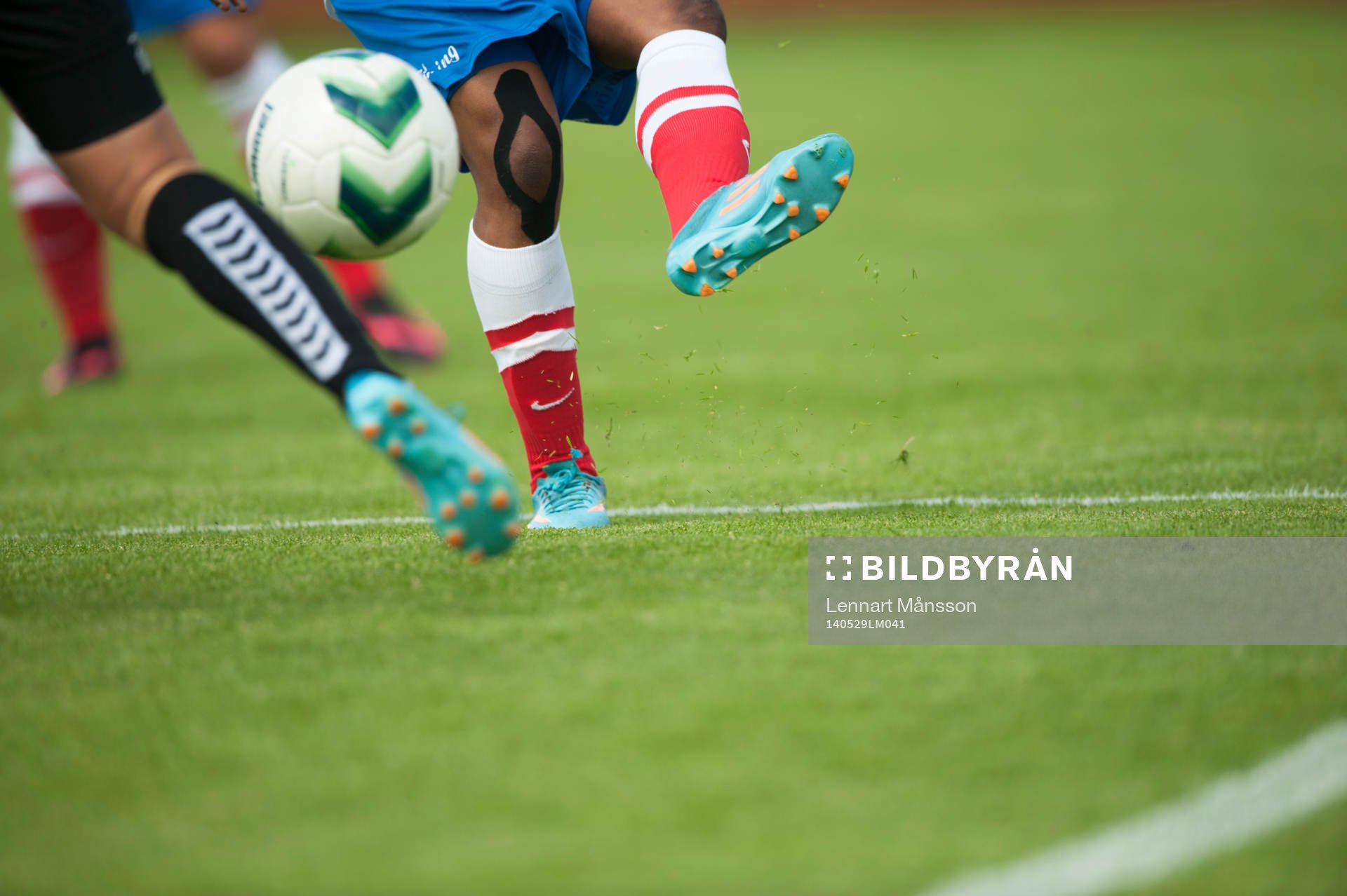 Närkamp om bollen i matchen i semifinalen i Svenska Cupen mellan Kristianstad och Örebro i Kristianstad 29 maj  2014.