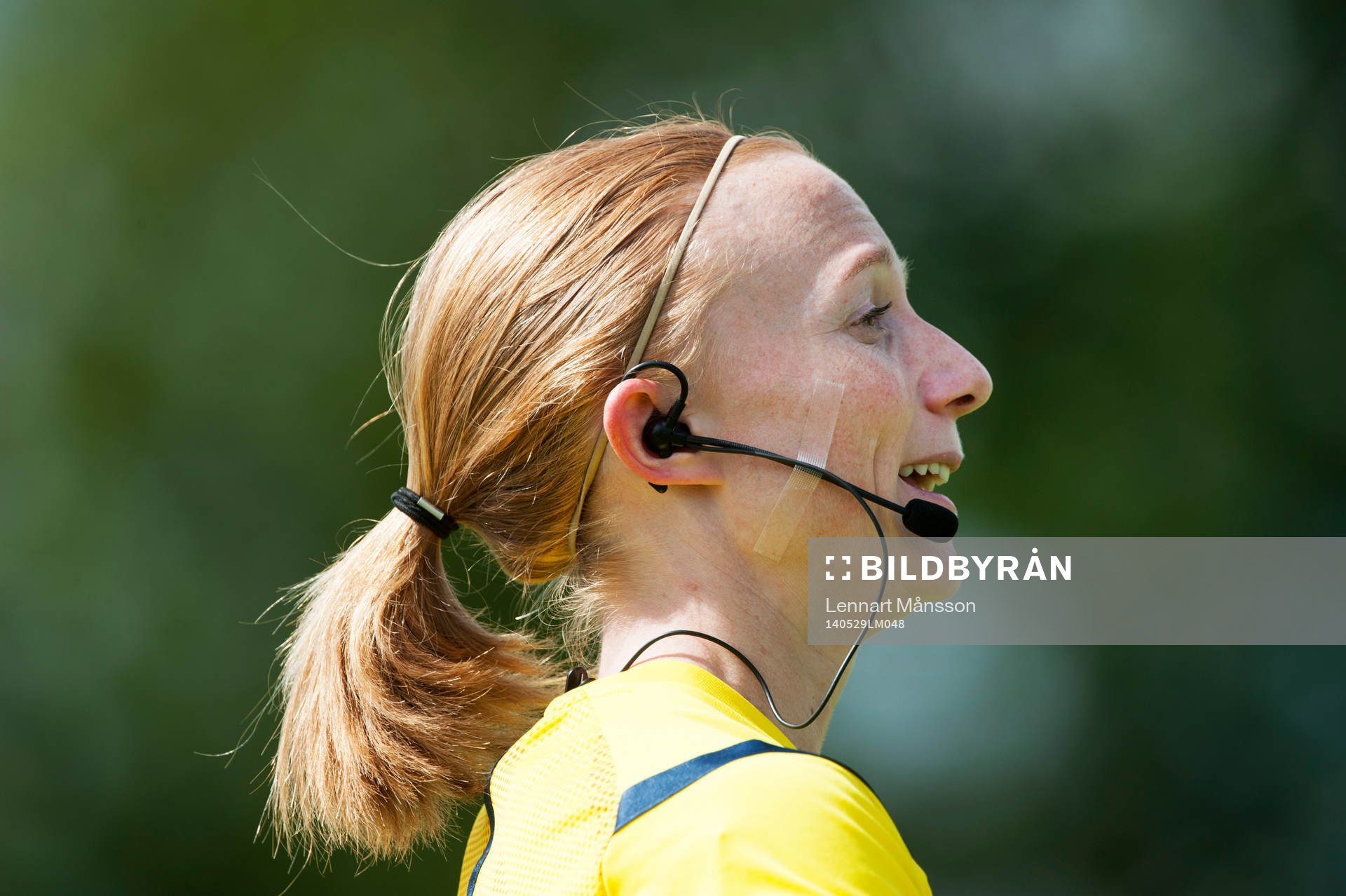 Domaren Linn Andersson i matchen i semifinalen i Svenska