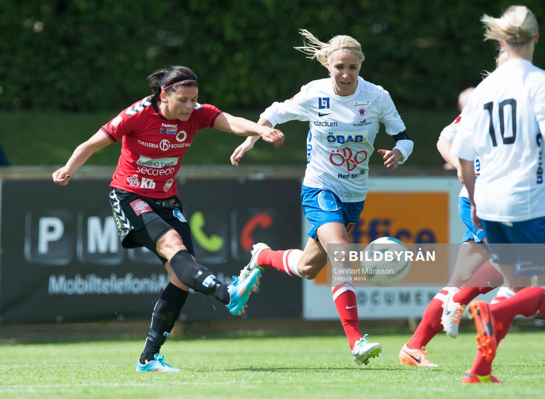 Kristianstads Susanne Moberg avlossar skott i matchen i