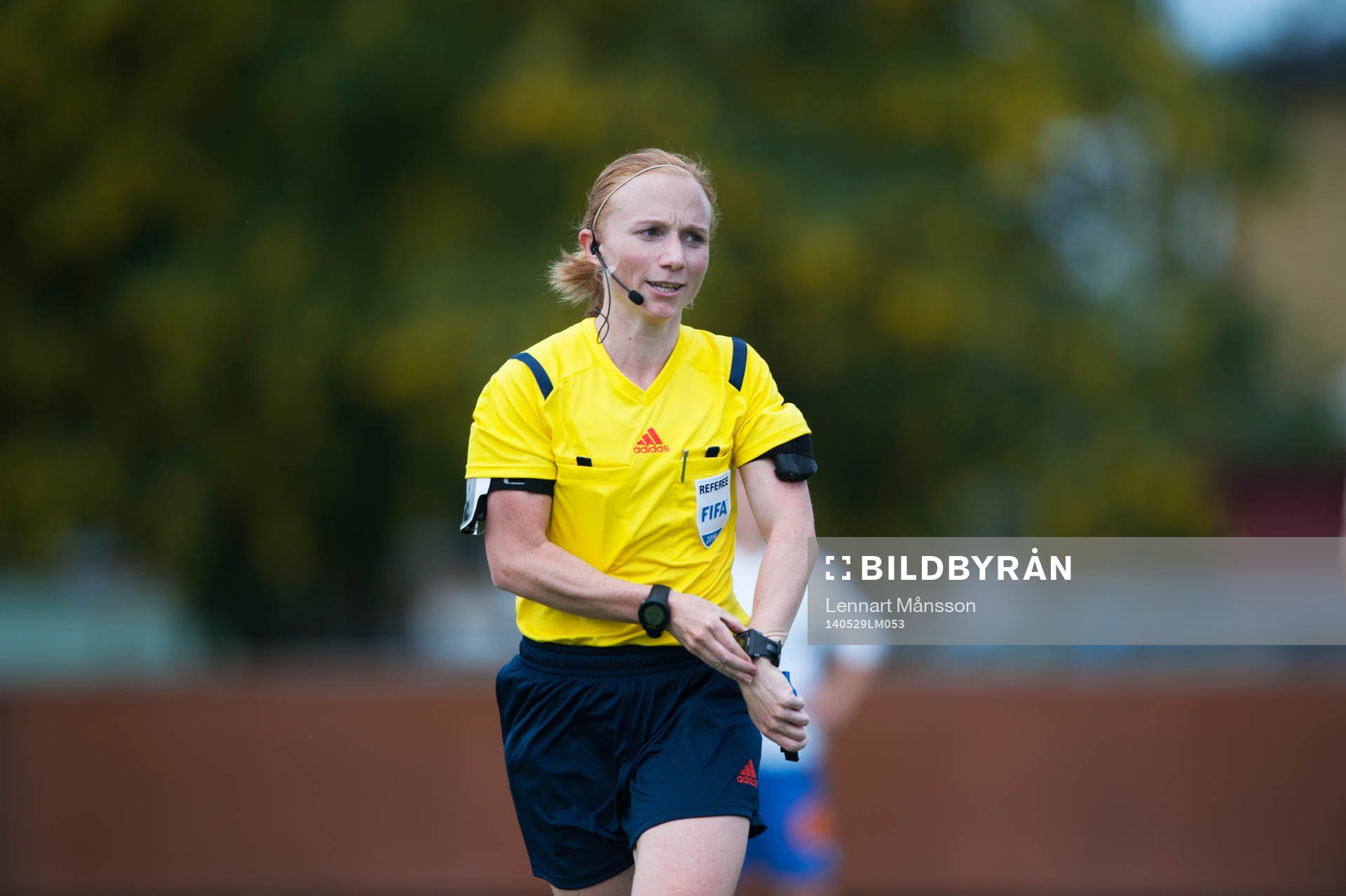 Domaren Linn Andersson trycker av klockan i matchen i