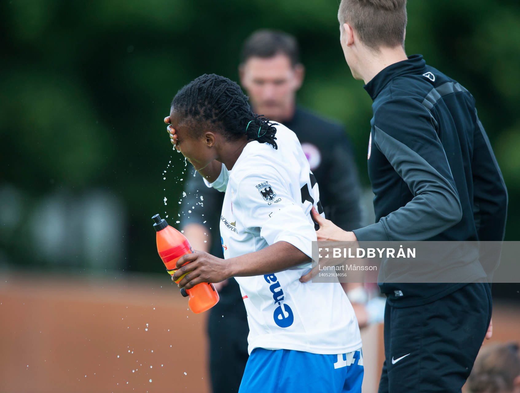 Örebros Ogonna Chukwudi svalkar sig i matchen i