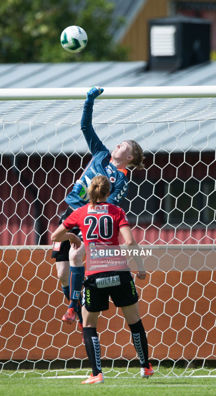 Kristianstads målvakt Hedvig Lindahl boxar bort framför