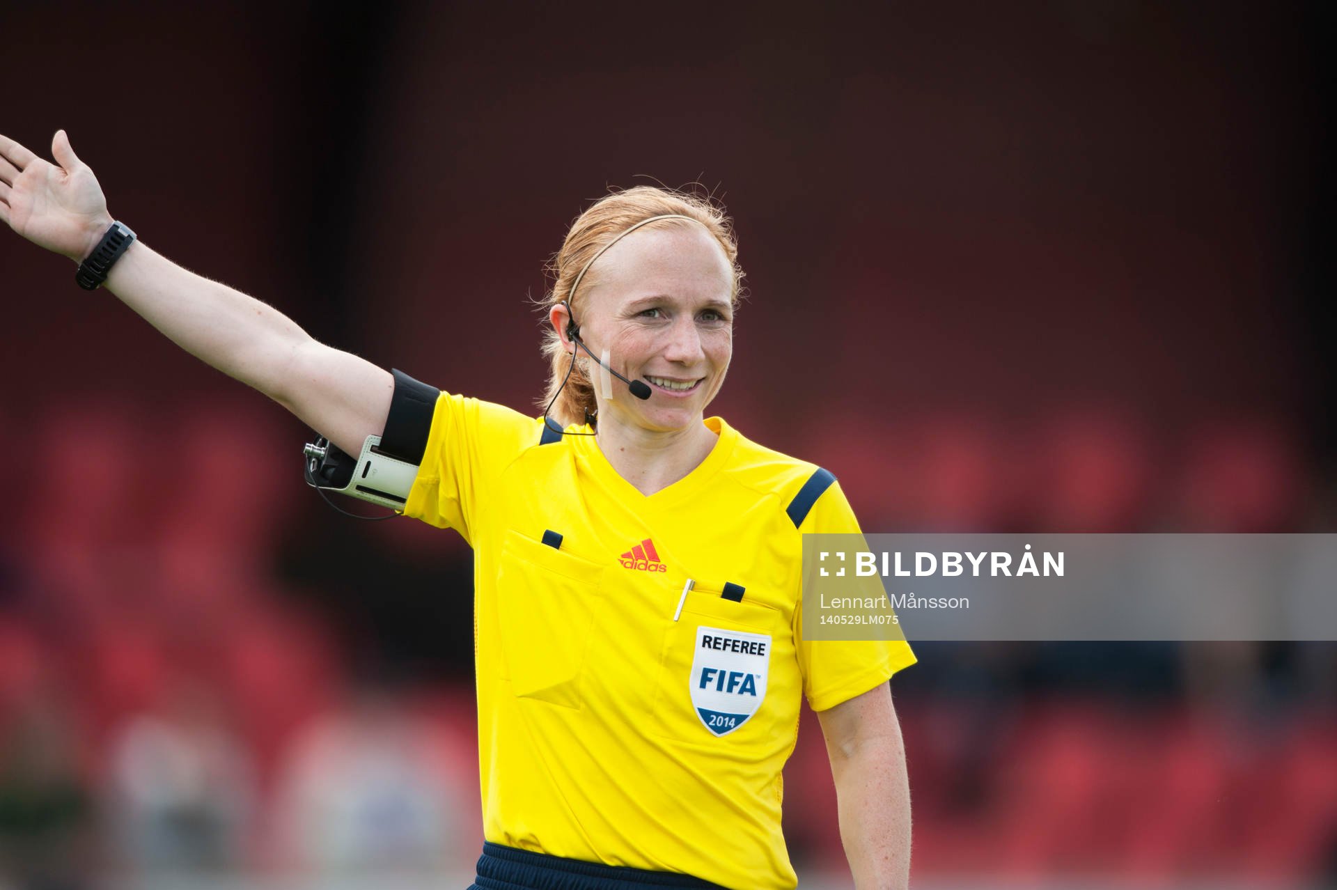 Domaren Linn Andersson i matchen i semifinalen i Svenska