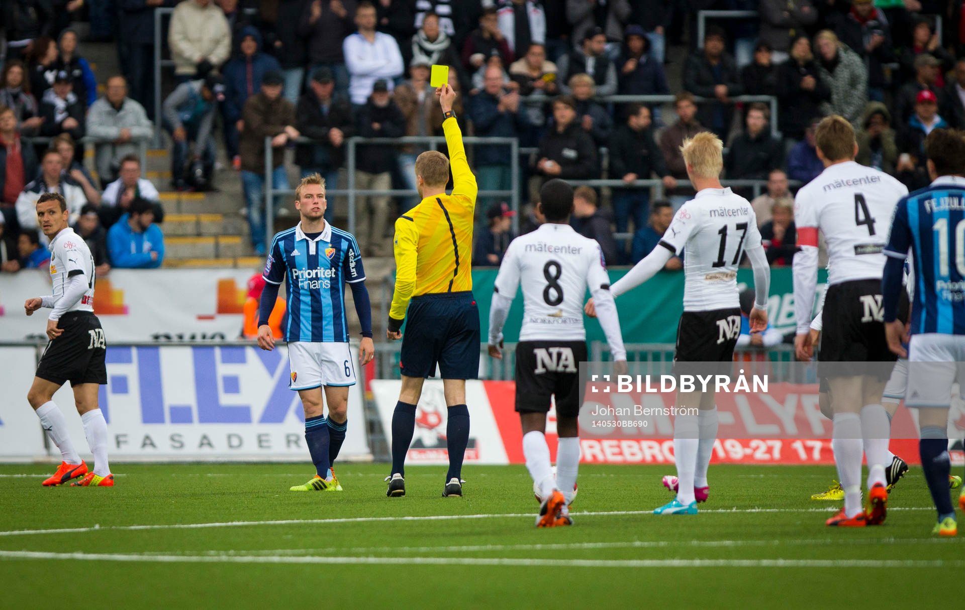 Djurgårdens Aleksander Faltsetas får gult kort och deppar