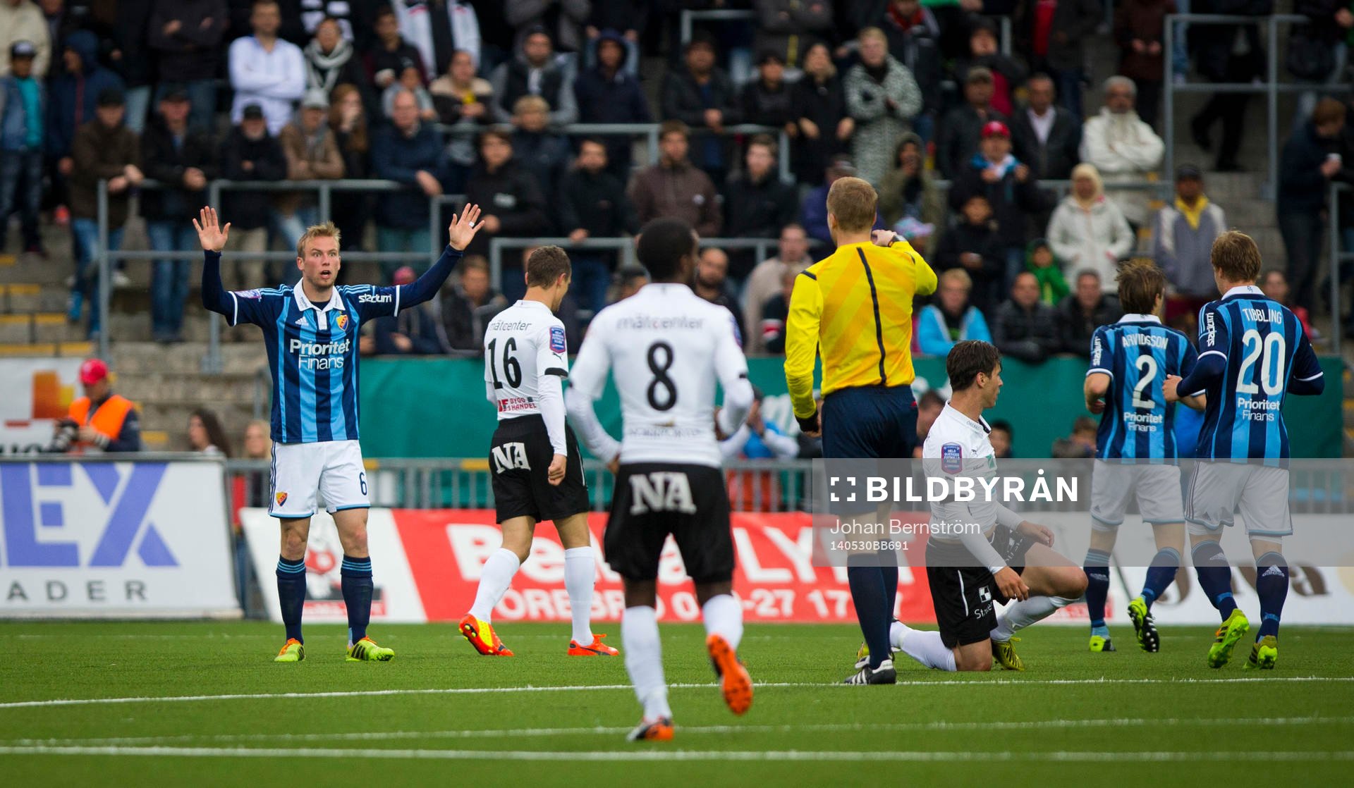 Djurgårdens Aleksander Faltsetas går gult kort och deppar