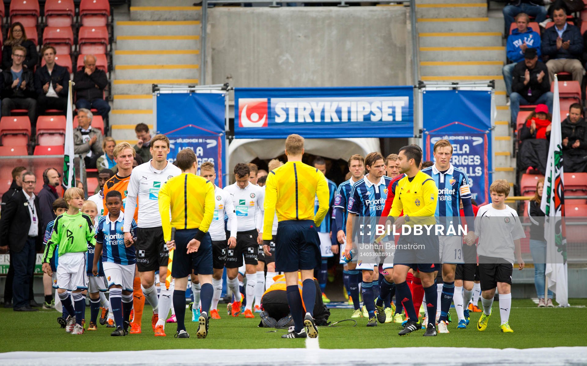 Spelarna på väg in till fotbollsmatchen i Allsvenskan