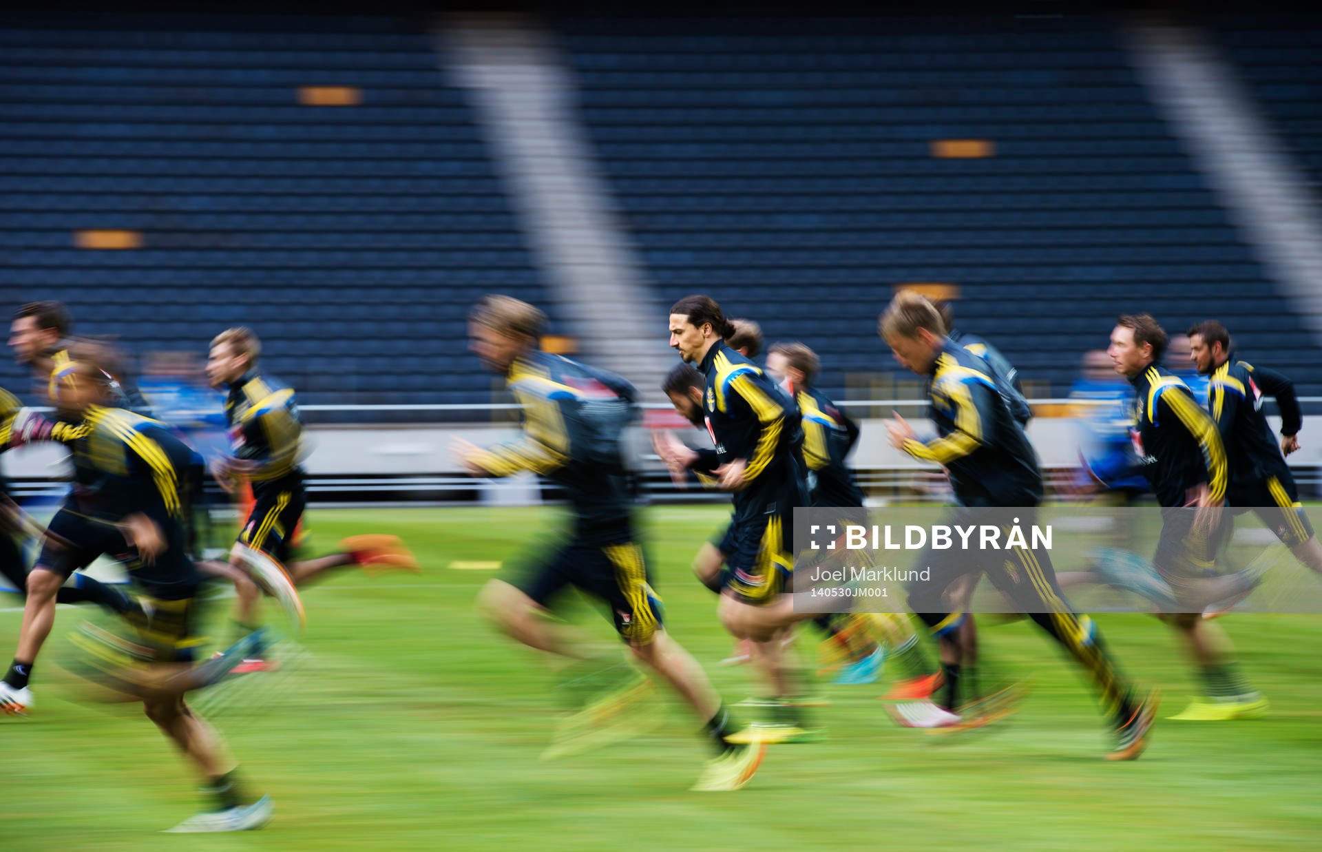 Zlatan Ibrahimovic joggar tillsammans med lagkamrater under Sveriges fotbollandslags träning den 30 maj 2014 i Stockholm.