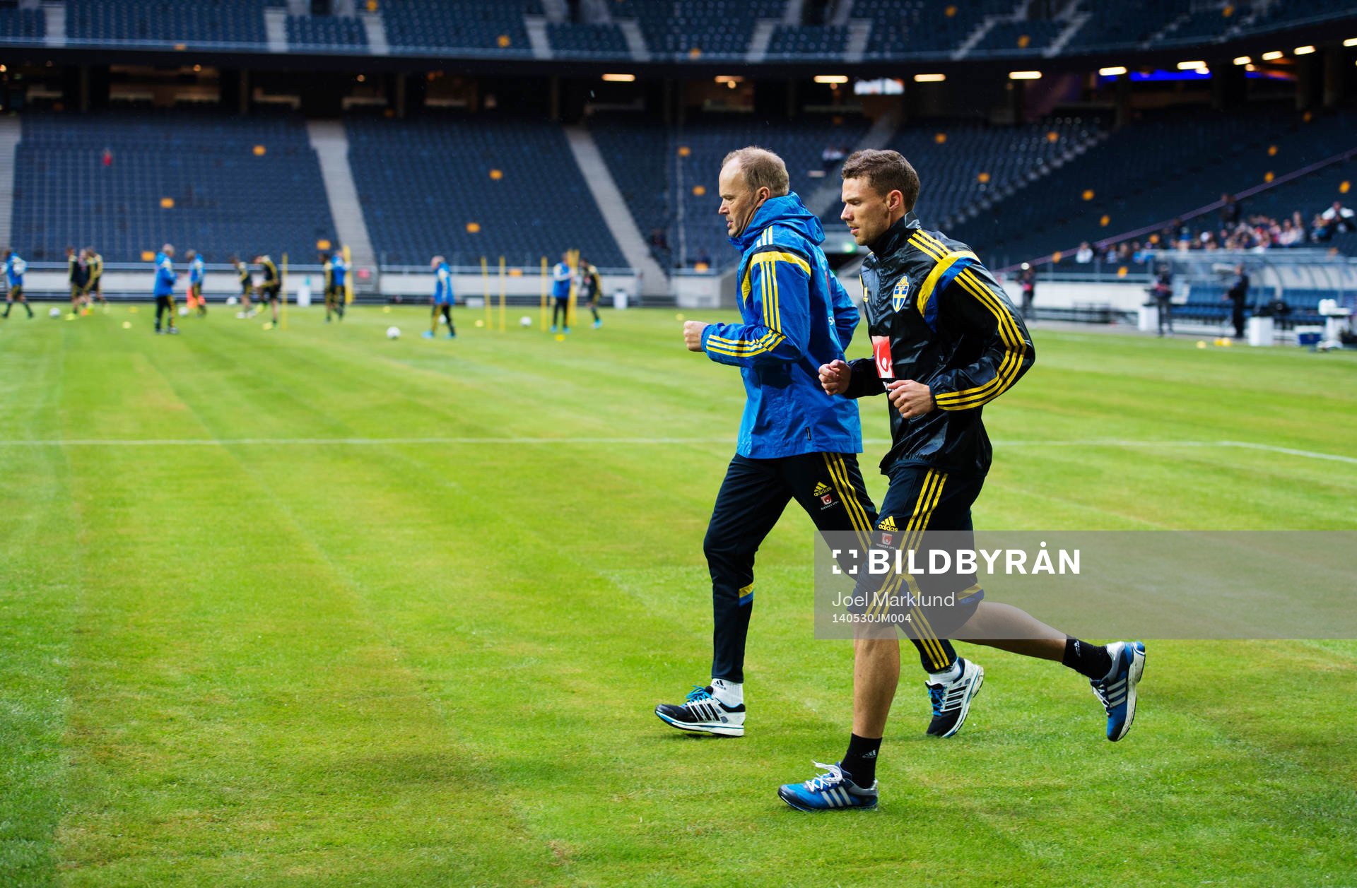 Marcus Berg joggar vid sidan av Sveriges fotbollandslags