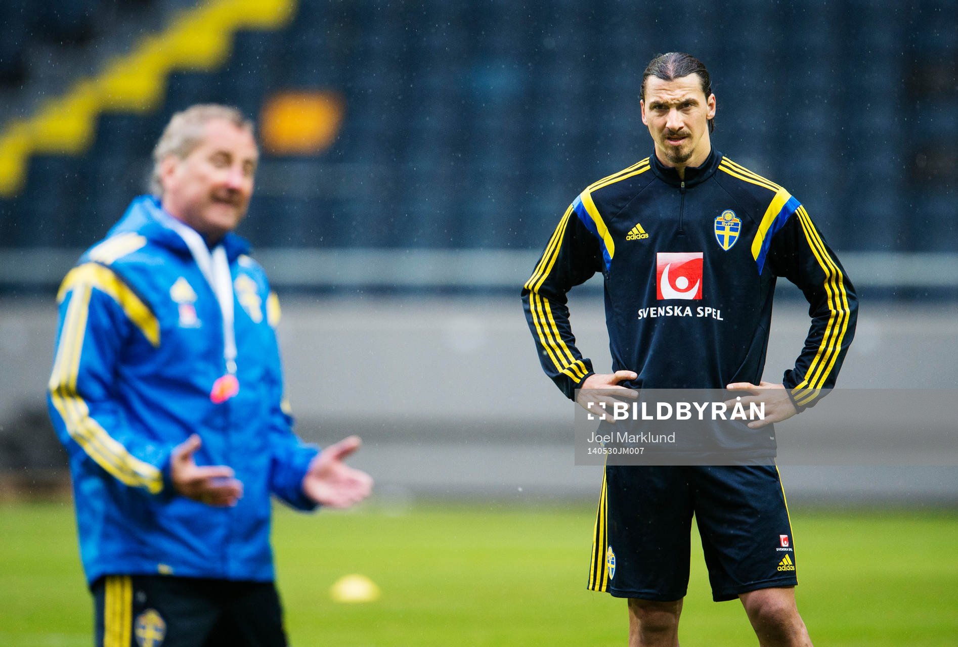 Zlatan Ibrahimovic ser på när förbundskapten Erik