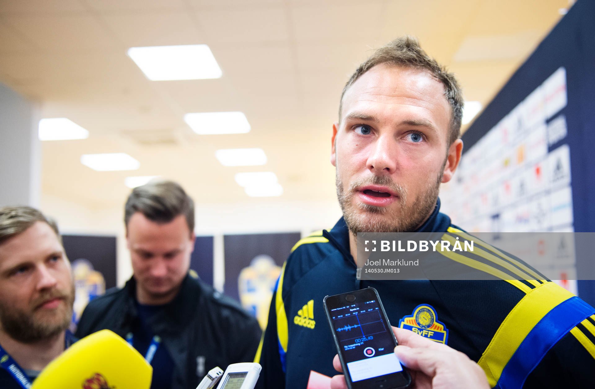 Andreas Granqvist blir intervjuad