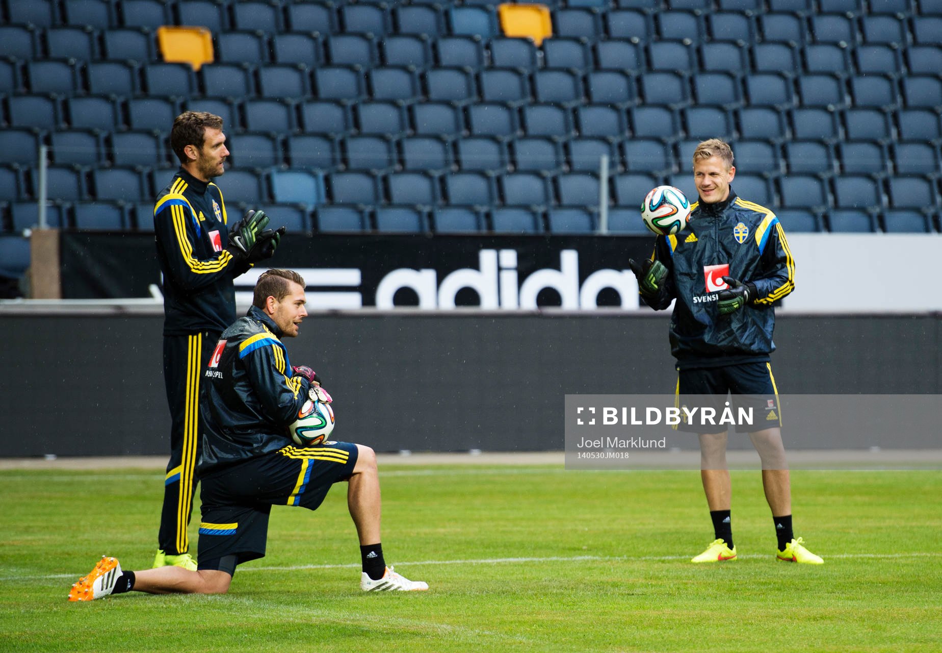 Målvakterna Andreas Isaksson, Kristoffer Nordfeldt och Johan Dahlin på Sveriges fotbollandslags träning den 30 maj 2014 i Stockholm.